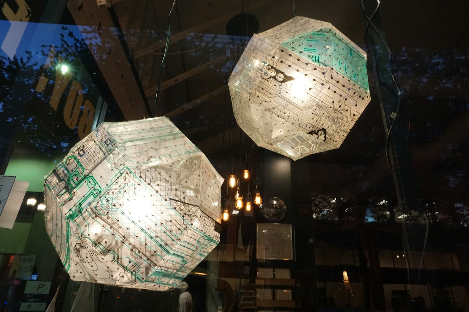 Einzigartige Lampen hängen in einem Innenraum