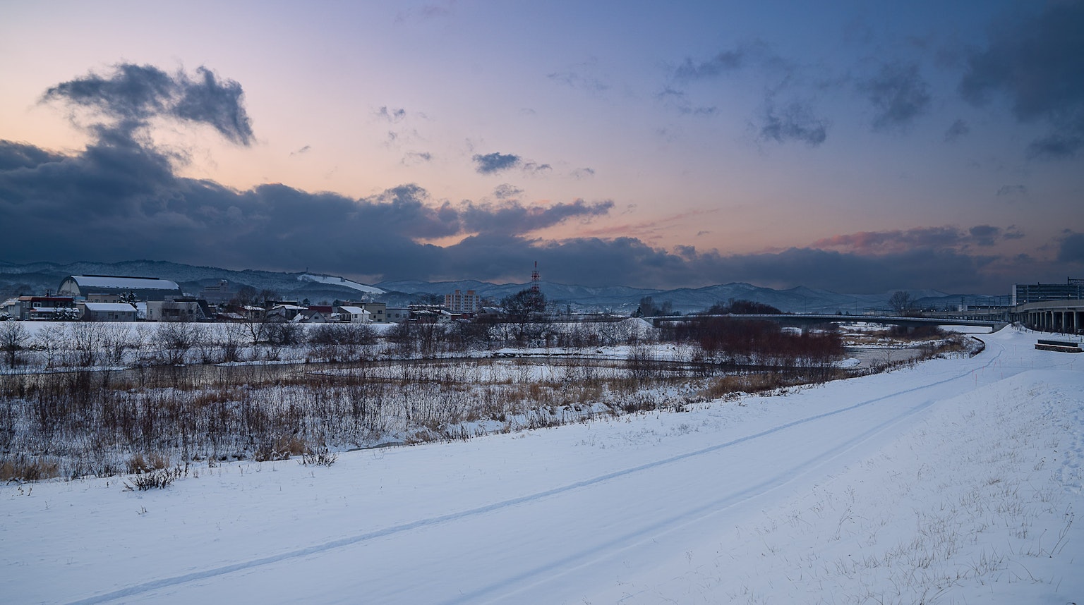 被雪覆盖的景观和黄昏的天空