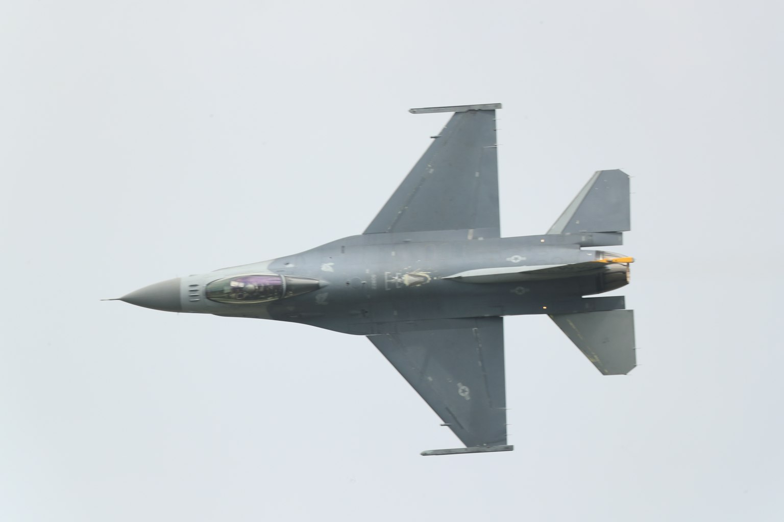 飞行中的F-16战斗机顶部视图