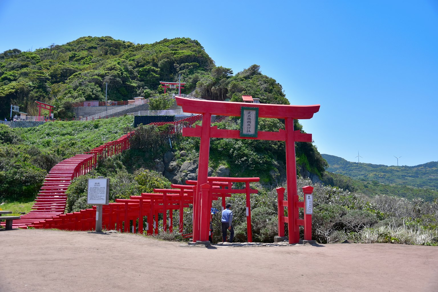 紅色鳥居和通往山丘的階梯的美麗景色