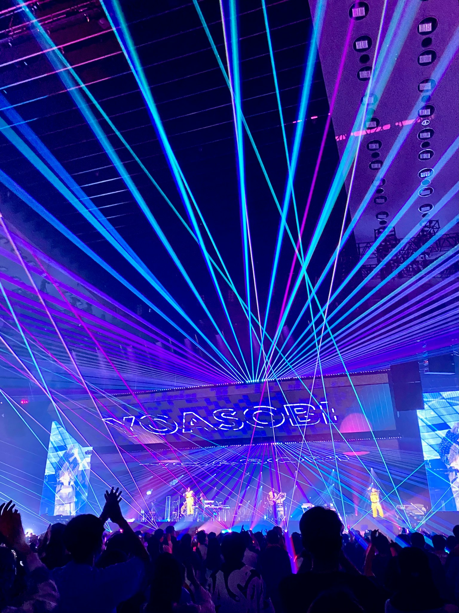 音乐会场景，五彩斑斓的激光束交错