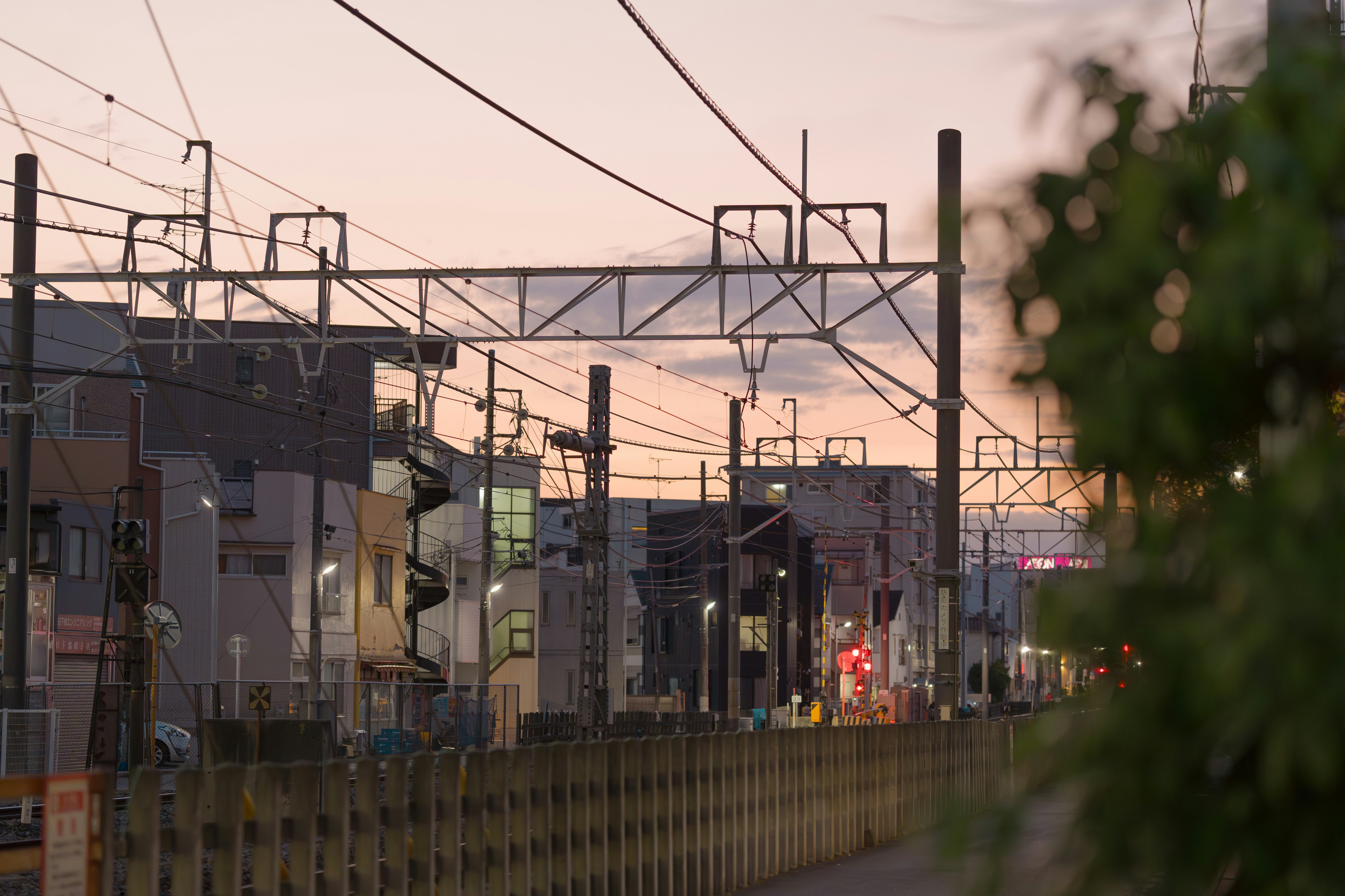 黃昏時分的高架鐵路與城市燈光