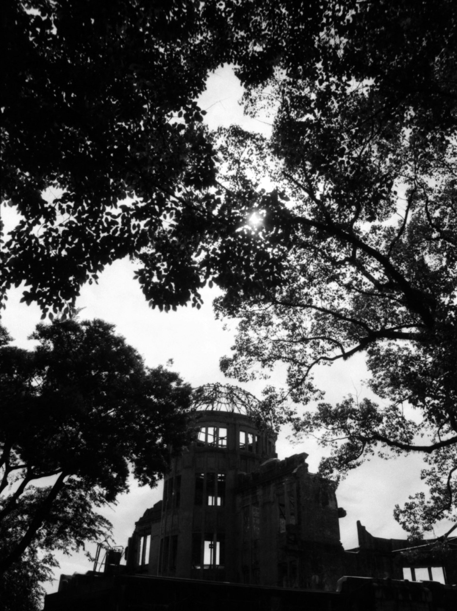 Silhouette du Mémorial de la paix d'Hiroshima entouré d'arbres