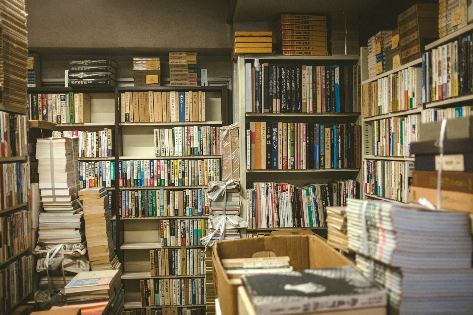Interior de una habitación estrecha llena de estanterías repletas de libros