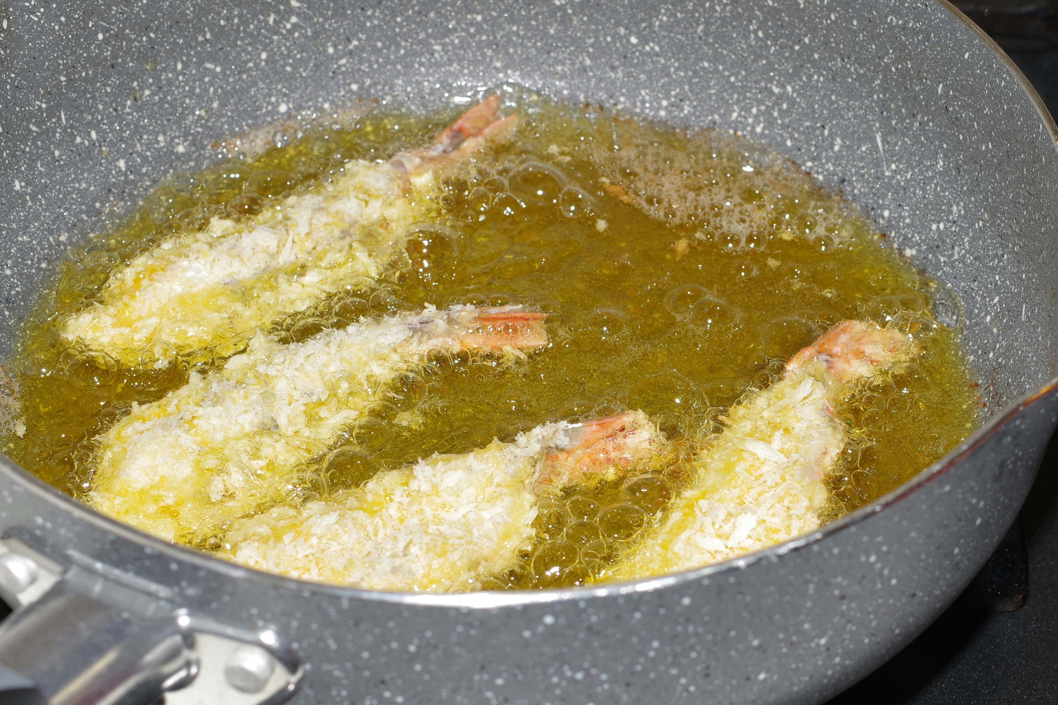 フライパンで揚げ物を加熱する様子