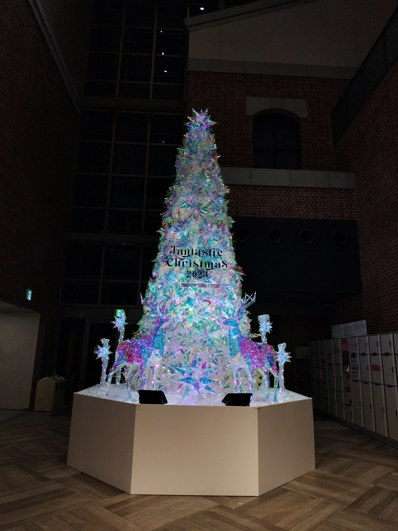 Ein farbenfroher beleuchteter Weihnachtsbaum, der drinnen ausgestellt ist