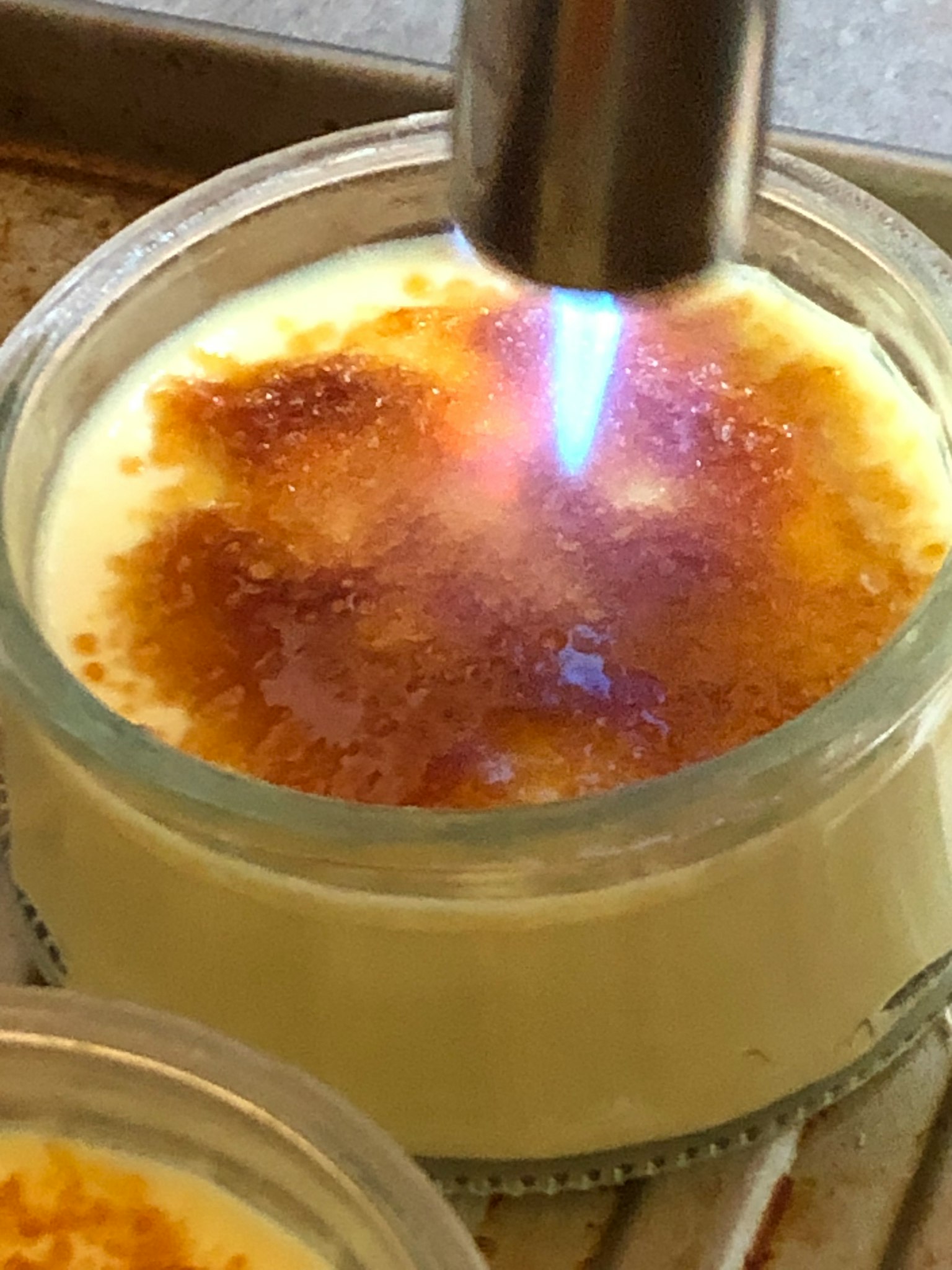Un torcia da cucina che caramellizza la superficie di un dessert cremoso