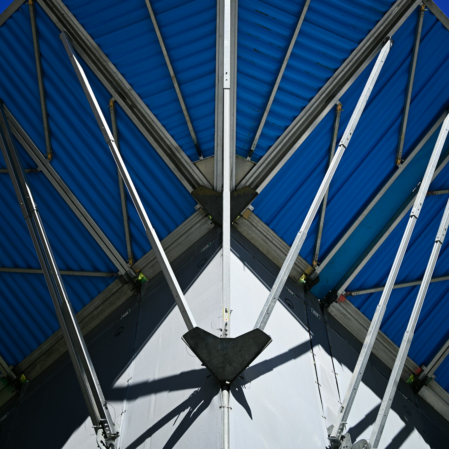 Design incrociato del tetto blu e della struttura metallica