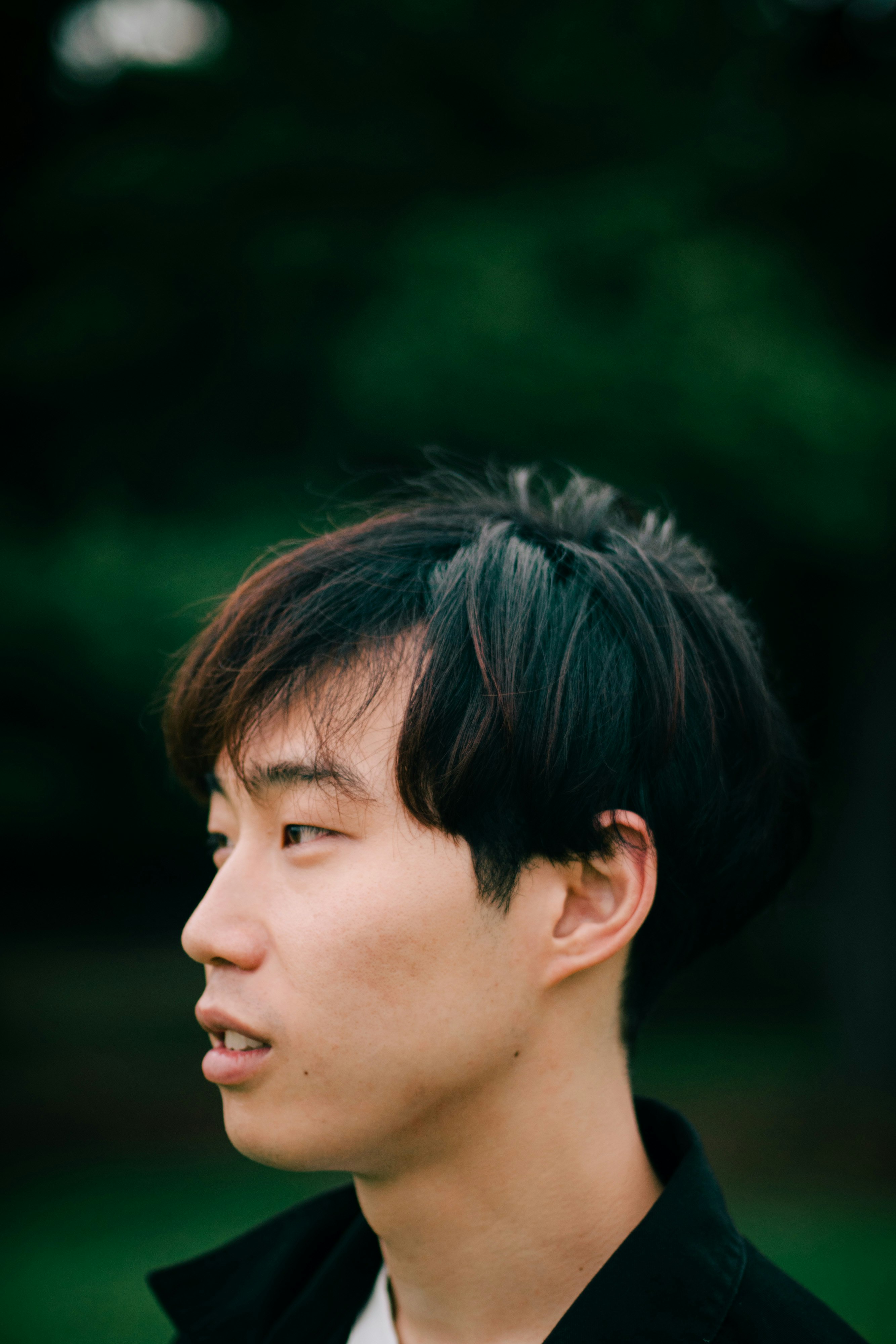 横顔の若い男性のポートレート
