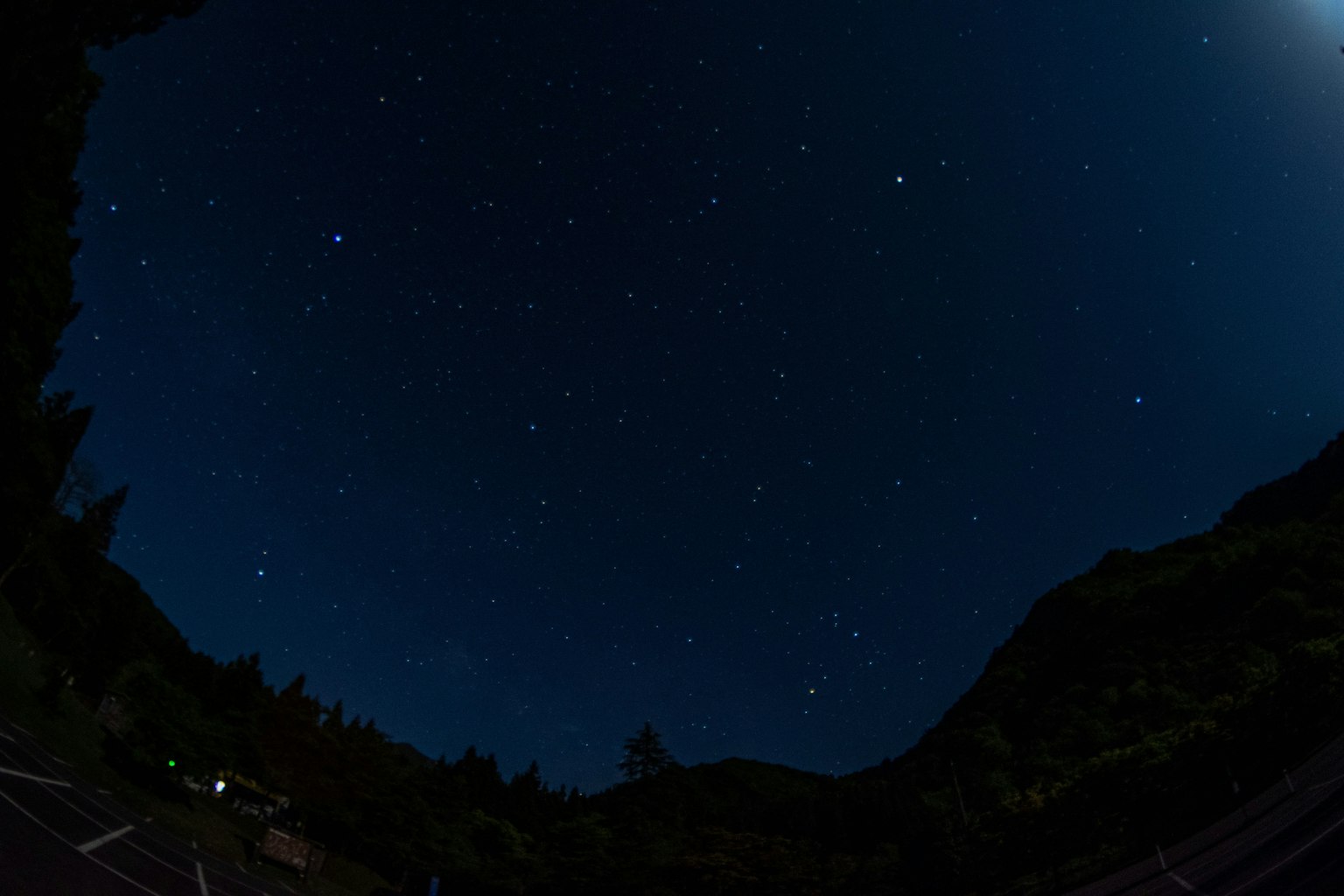 夜空中星星閃爍，月光照亮風景