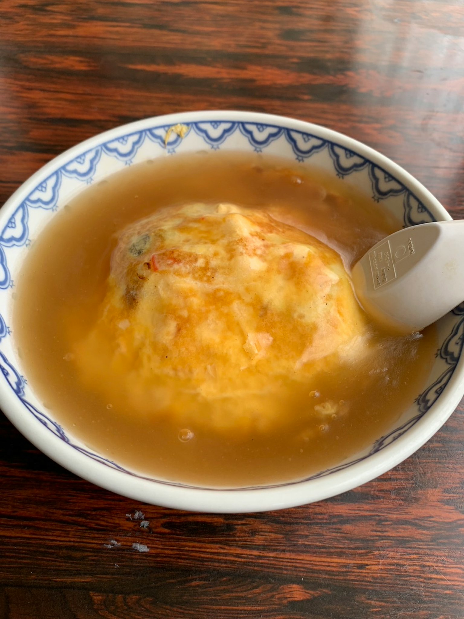 Schüssel mit Eierspeise, die in Brühe schwimmt