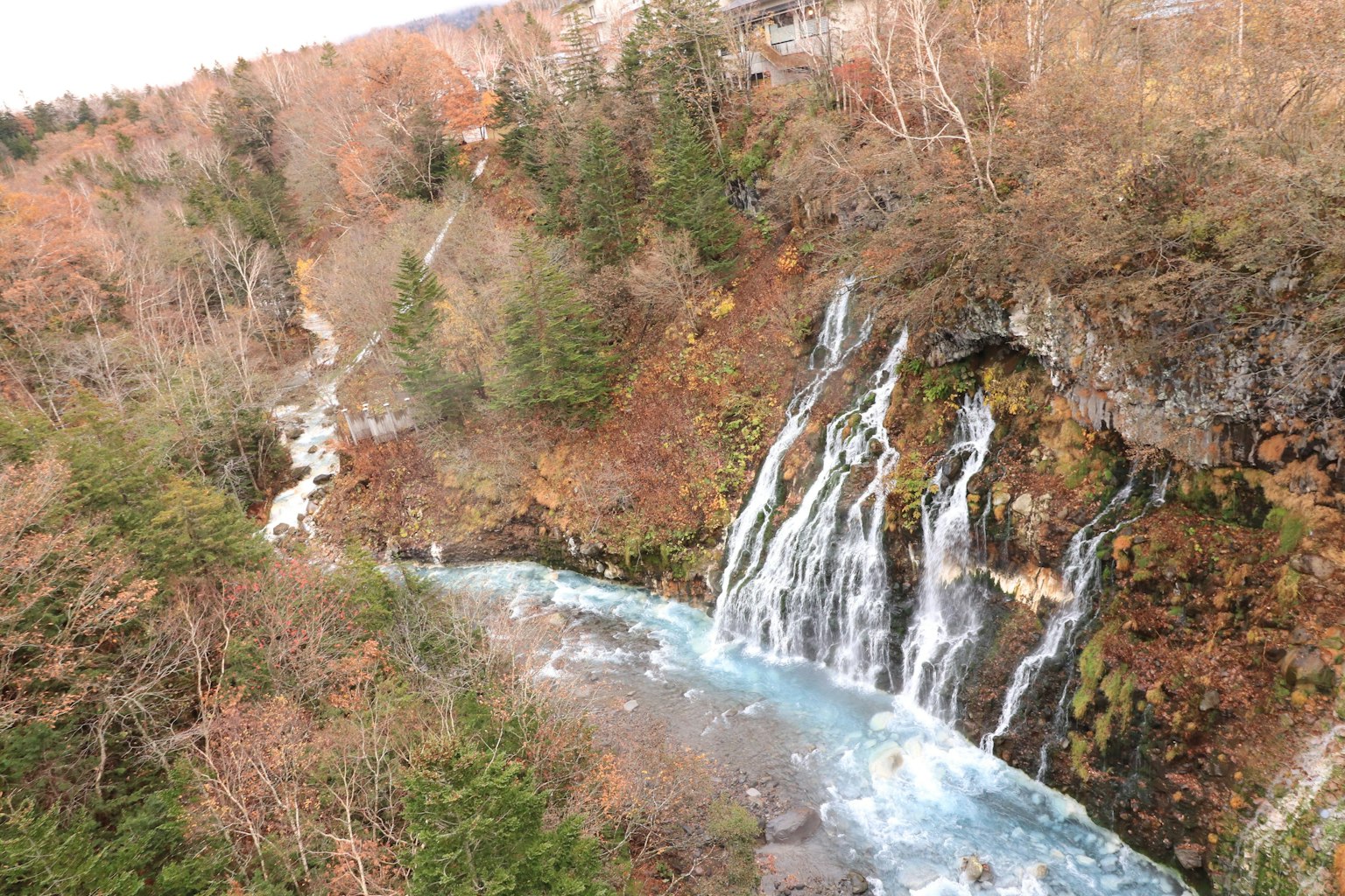 Belle scène de cascade et de rivière entourée d'arbres d'automne colorés