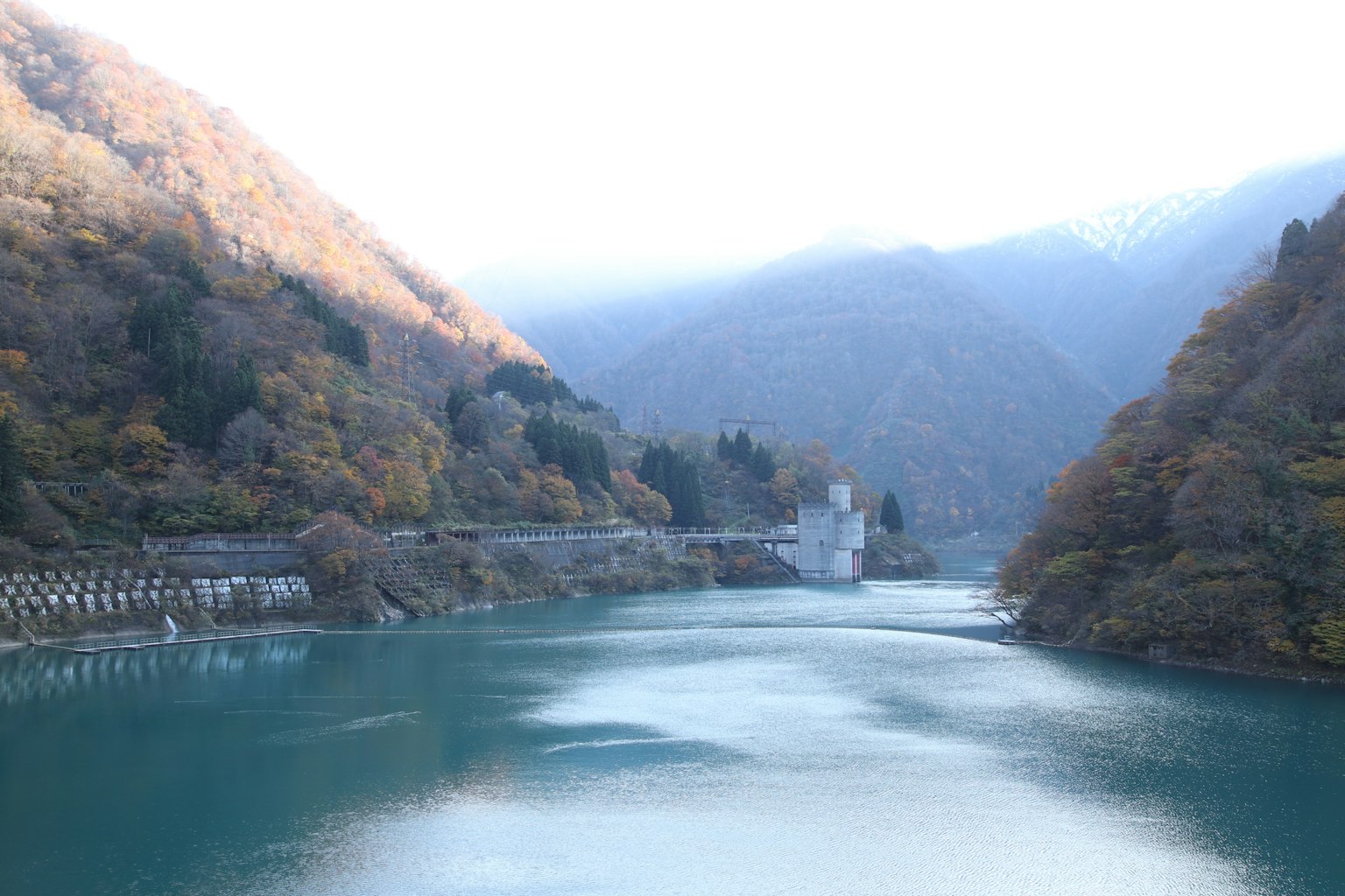 Paesaggio lacustre sereno circondato da belle montagne