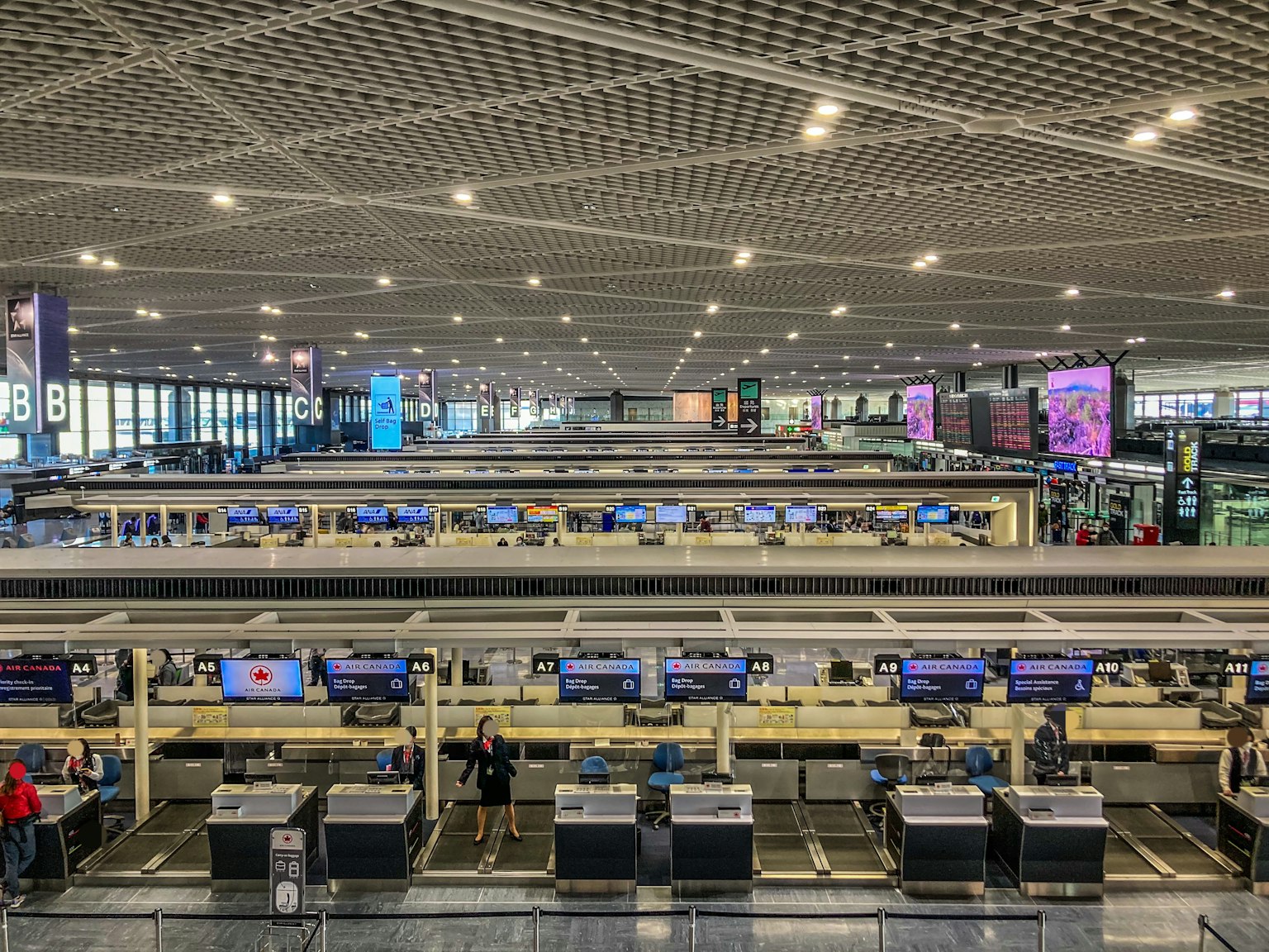 宽敞的机场值机柜台内部视图