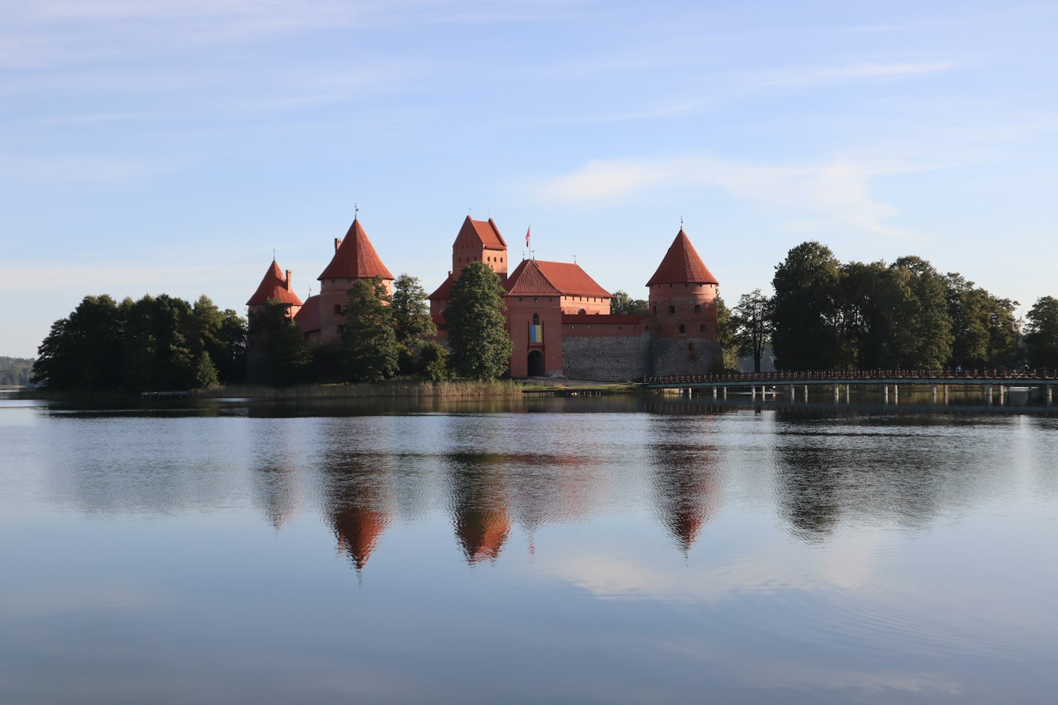 Burg Trakai mit ihrem Spiegelbild im See