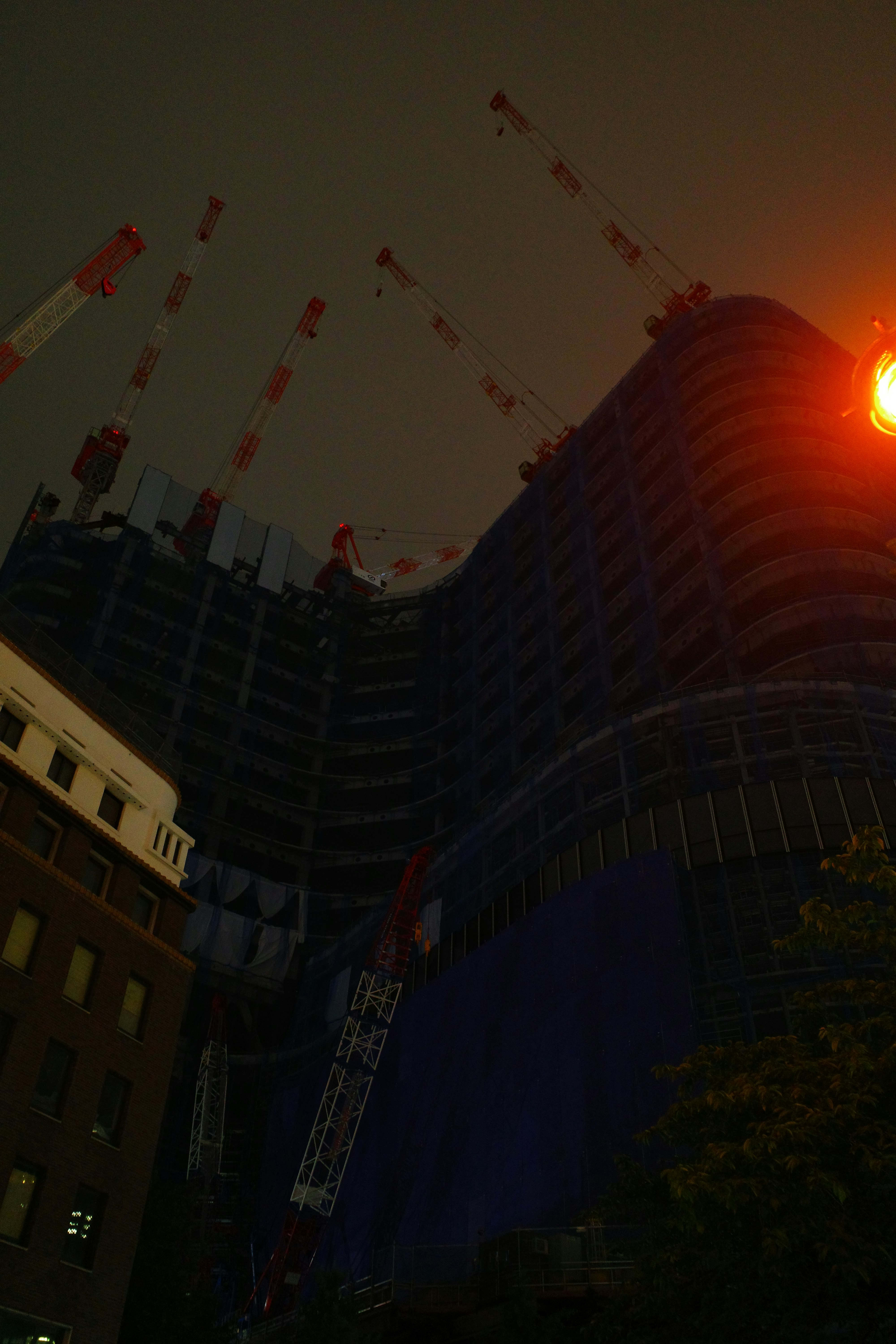 夕暮れの高層ビル群とオレンジ色の街灯のある都市の夜景