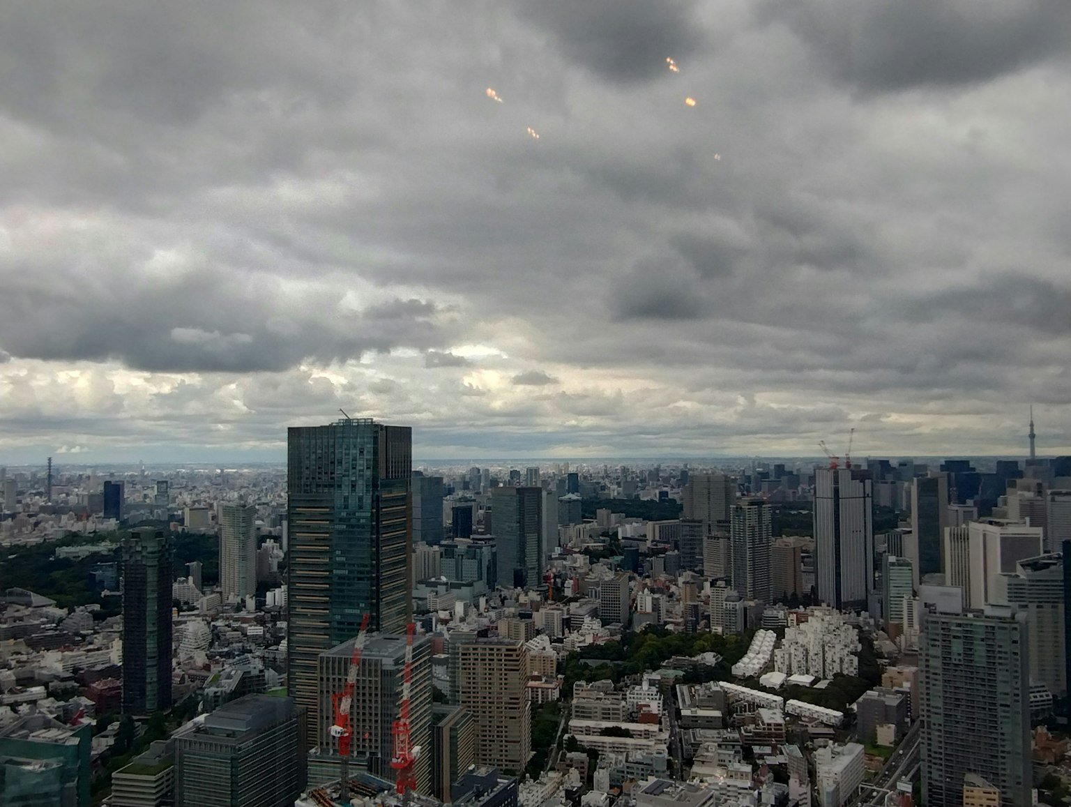 Vista del horizonte de Tokio con cielo nublado