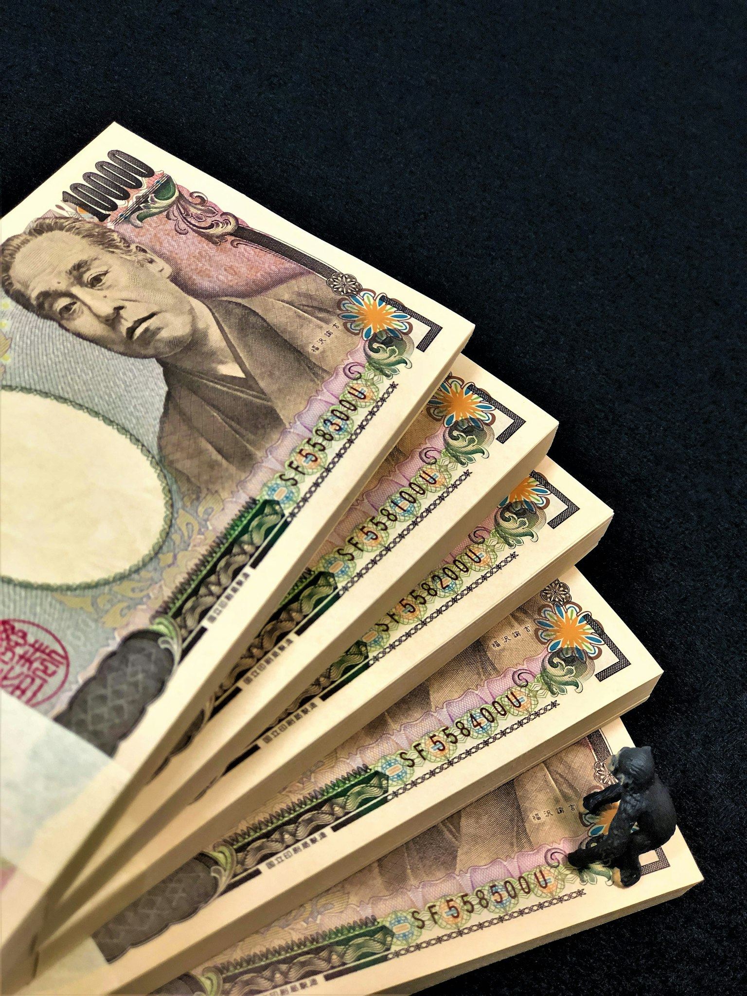 黑色背景上的一疊日本1000日圓鈔票