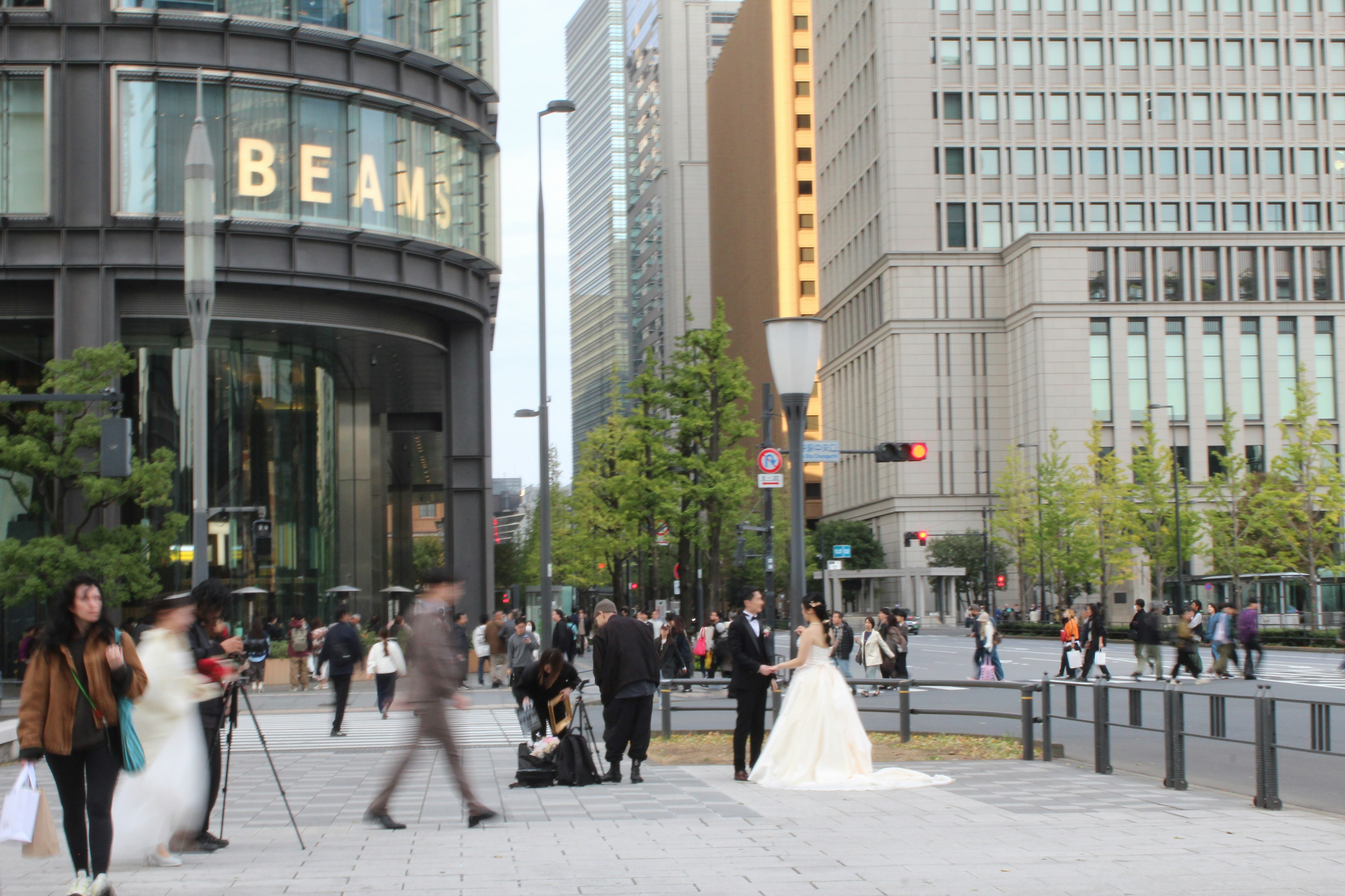 scena urbana a Marunouchi con passanti e insegna BEAMS