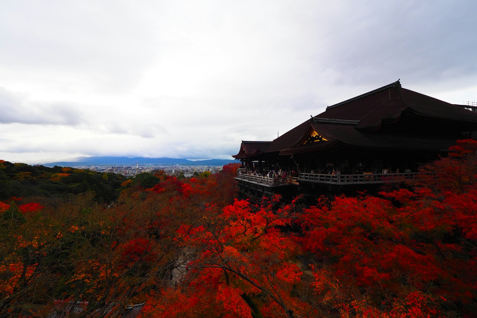 Vista bellissima del Kiyomizu-dera circondato da foglie autunnali
