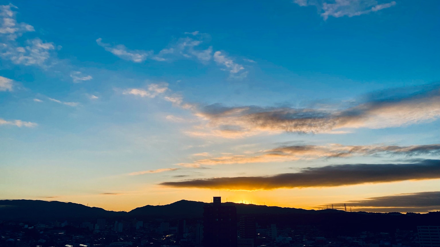 美麗的日落天空與輪廓分明的雲和風景