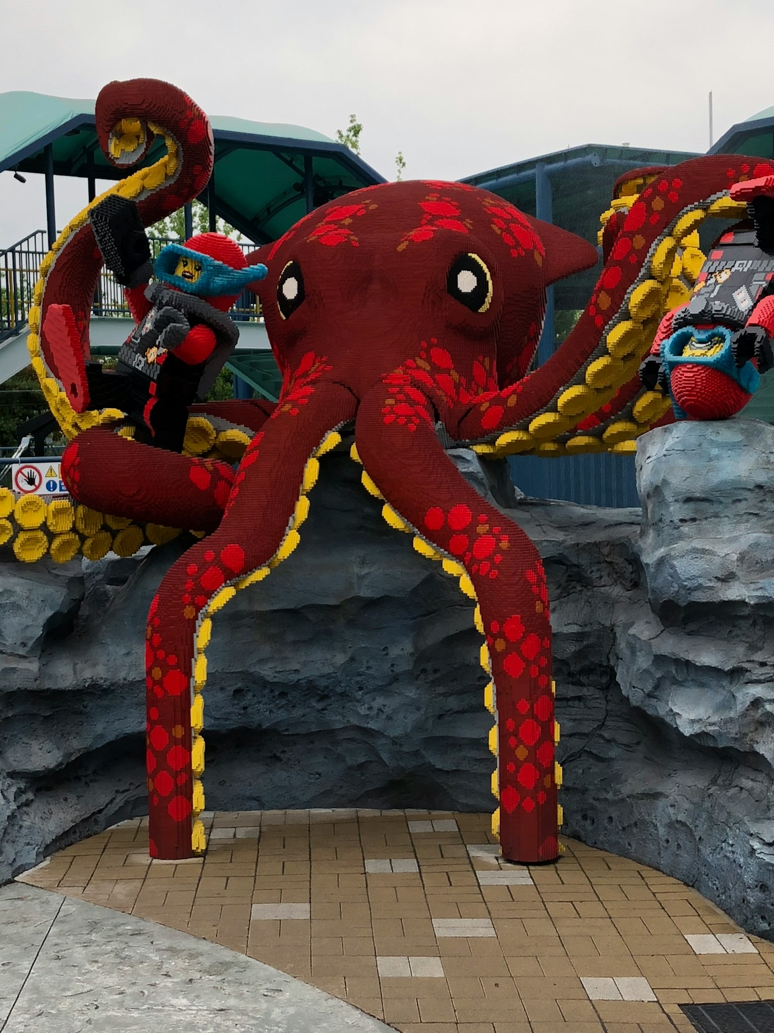 Terrain de jeux avec une grande sculpture de pieuvre rouge