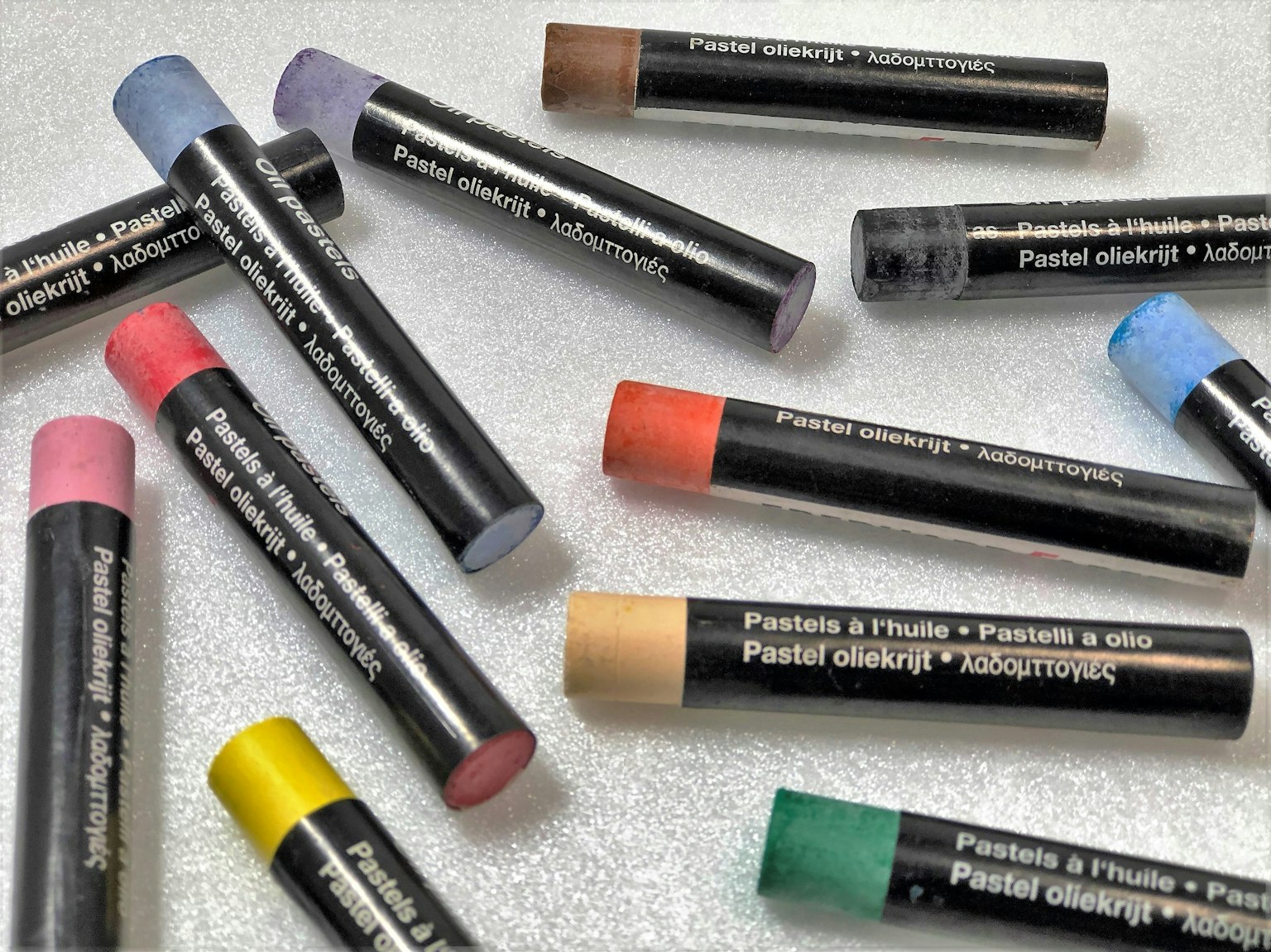 Phấn màu pastel nhiều màu rải rác trên bề mặt