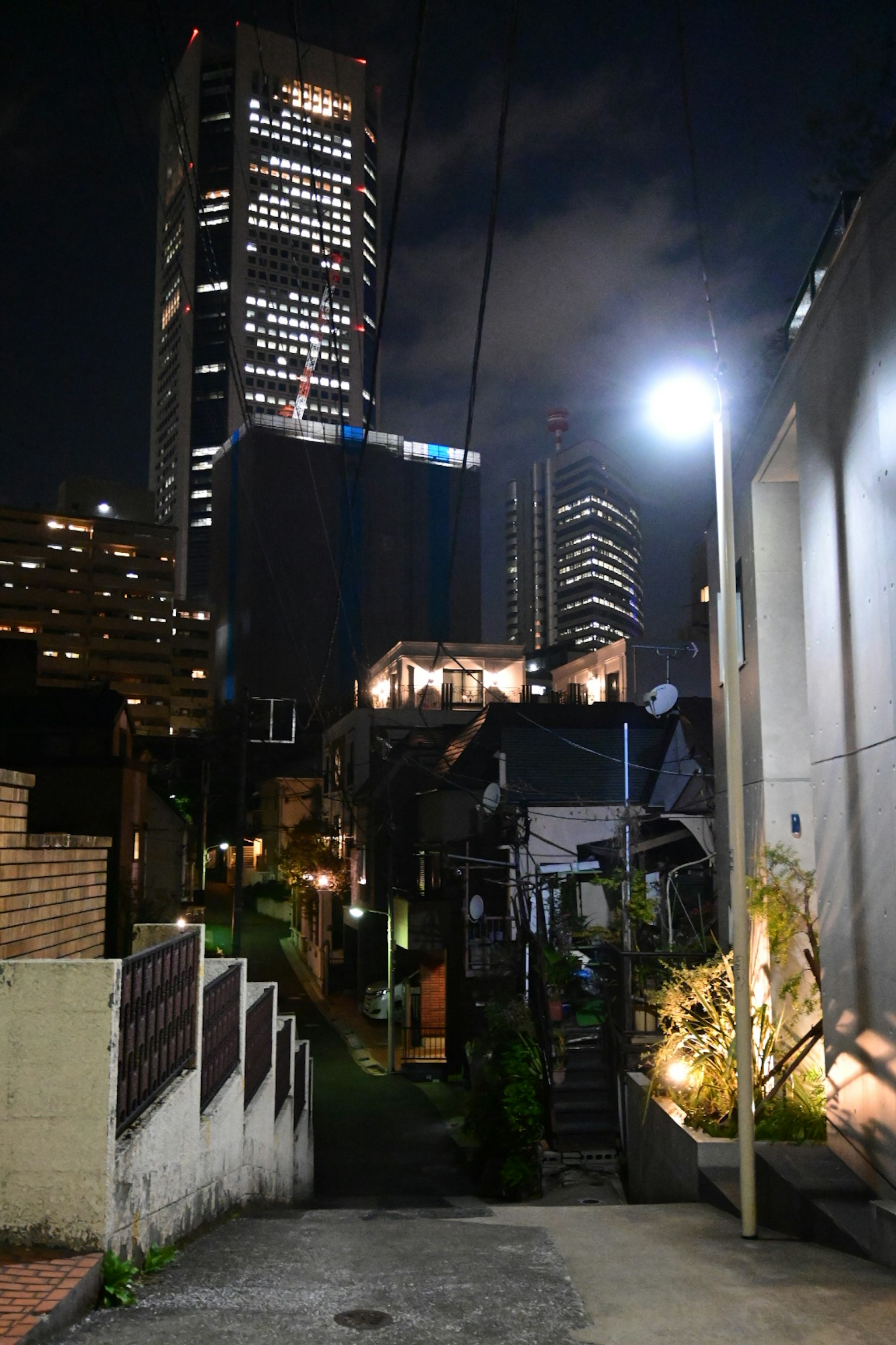 Rue étroite avec paysage urbain et gratte-ciels la nuit