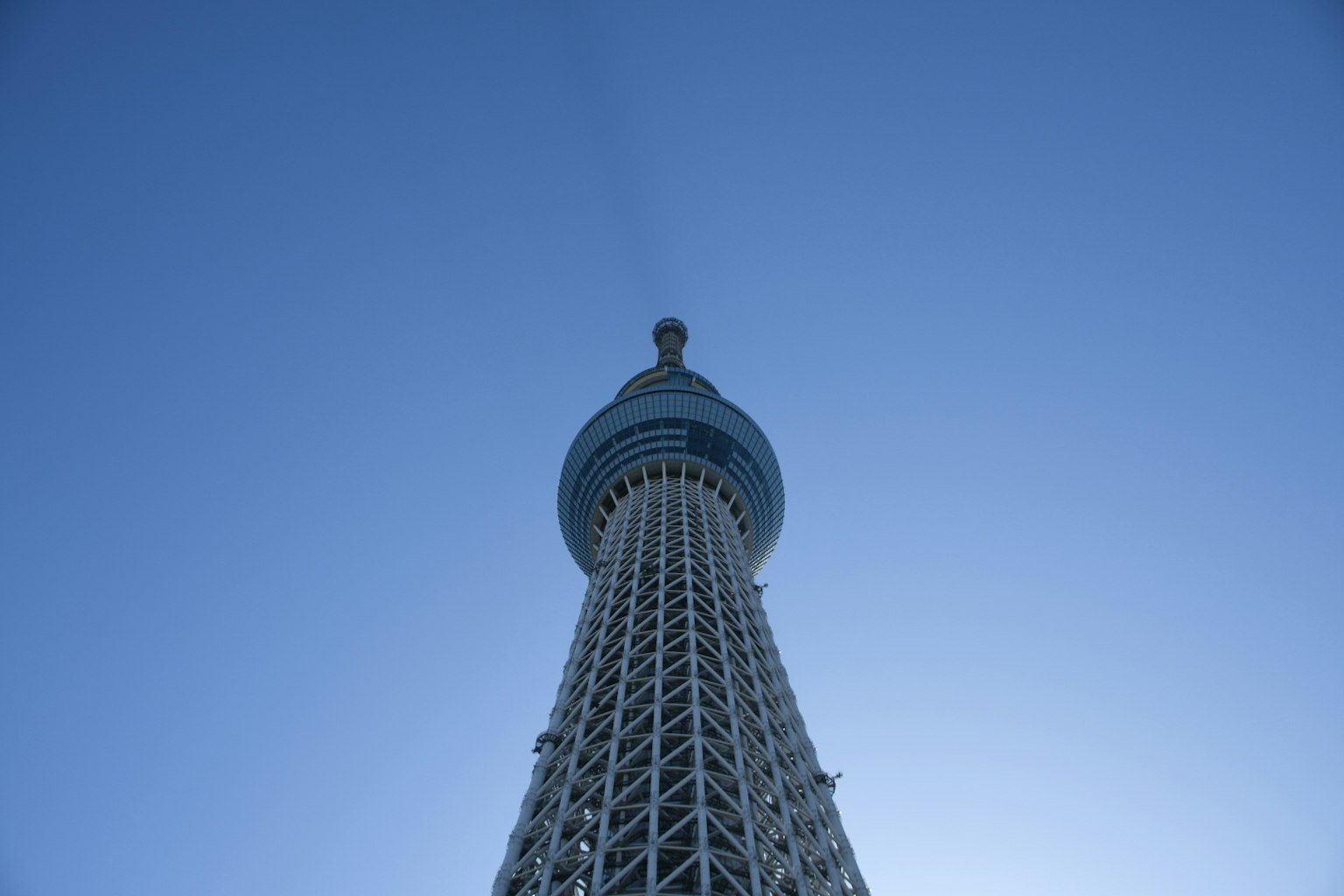 มุมมองจากด้านล่าง Tokyo Skytree กับท้องฟ้าสีฟ้าสดใส