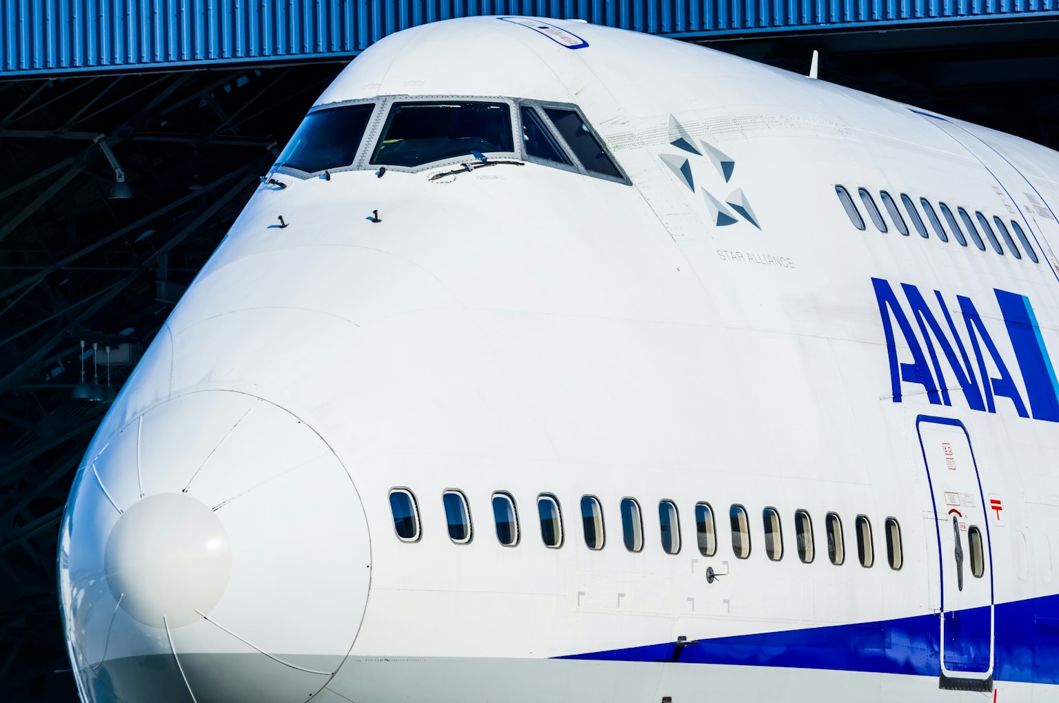 Vista frontal de un avión Boeing 747 de ANA