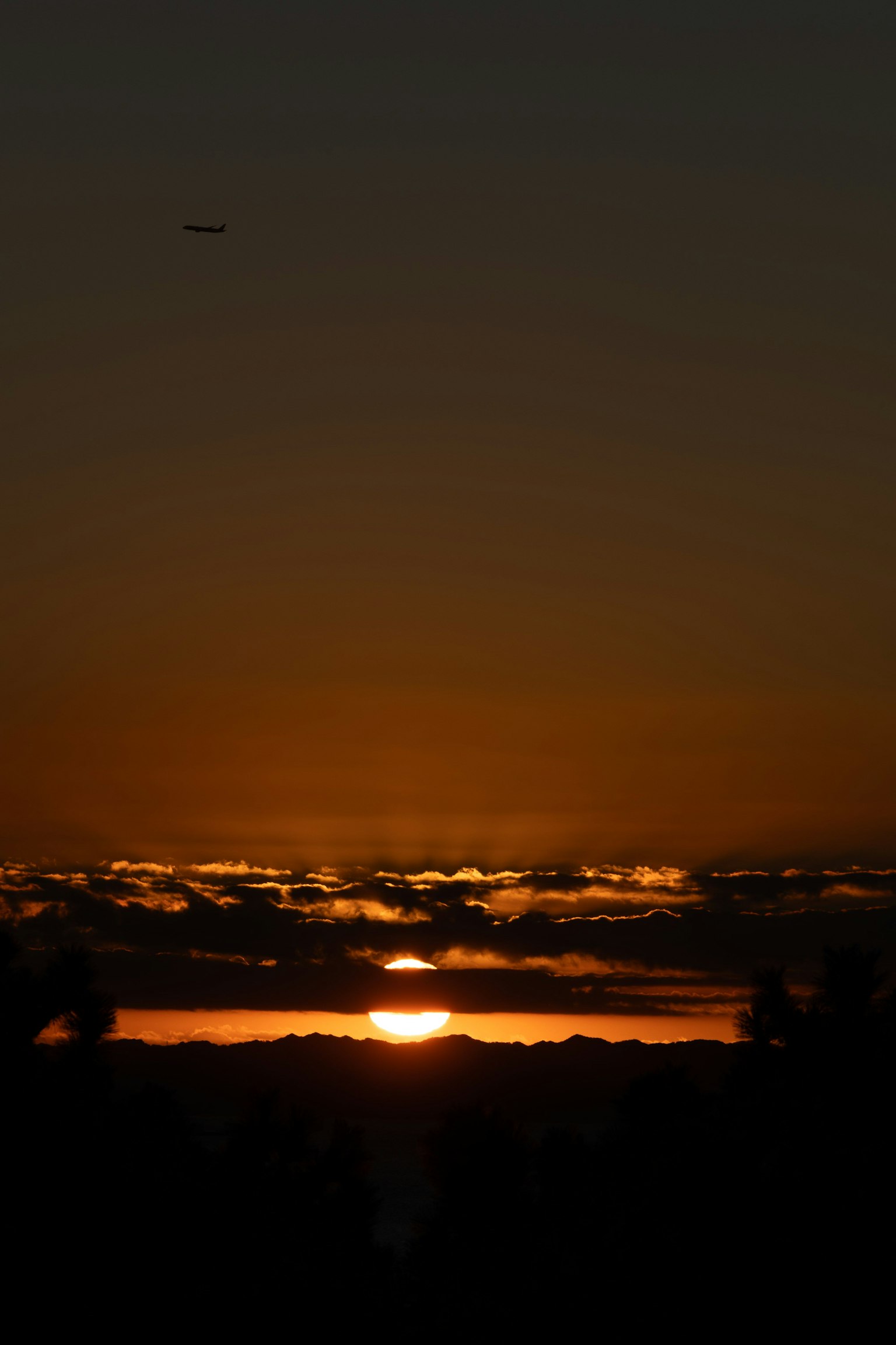 Bellissimo tramonto sopra le nuvole con tonalità dorate