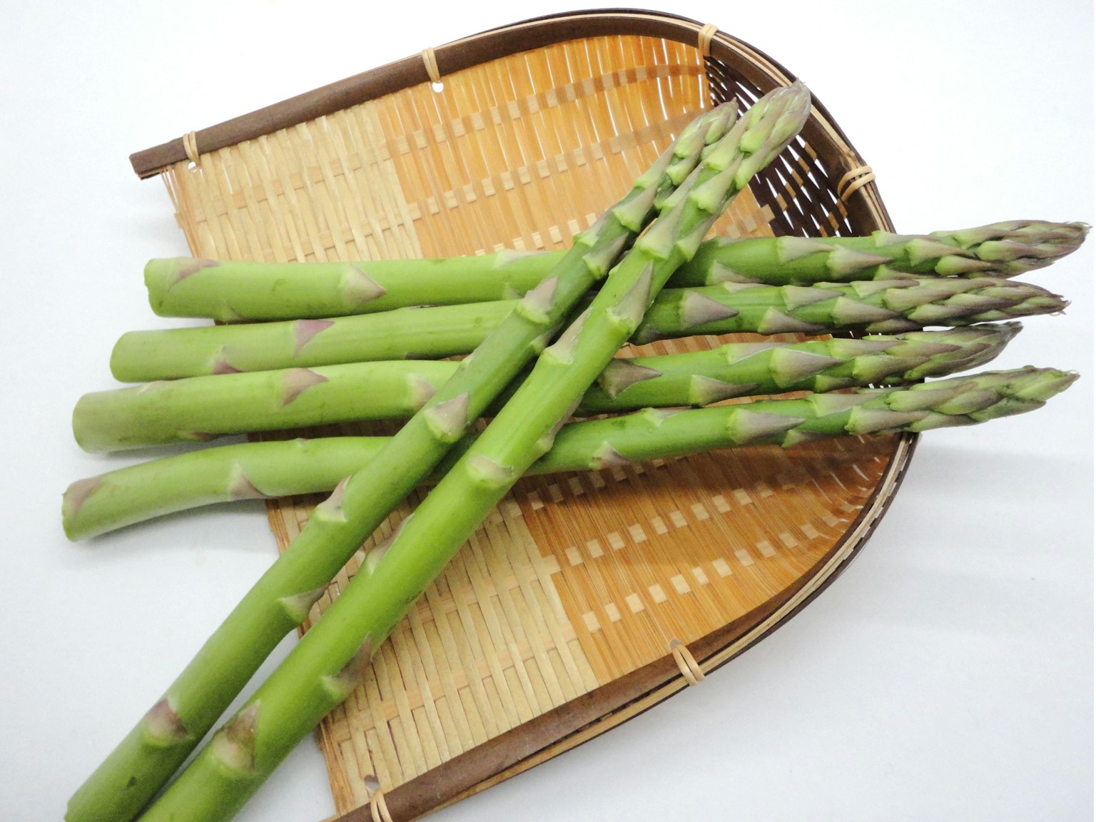 Asparagus segar disusun di atas keranjang anyaman