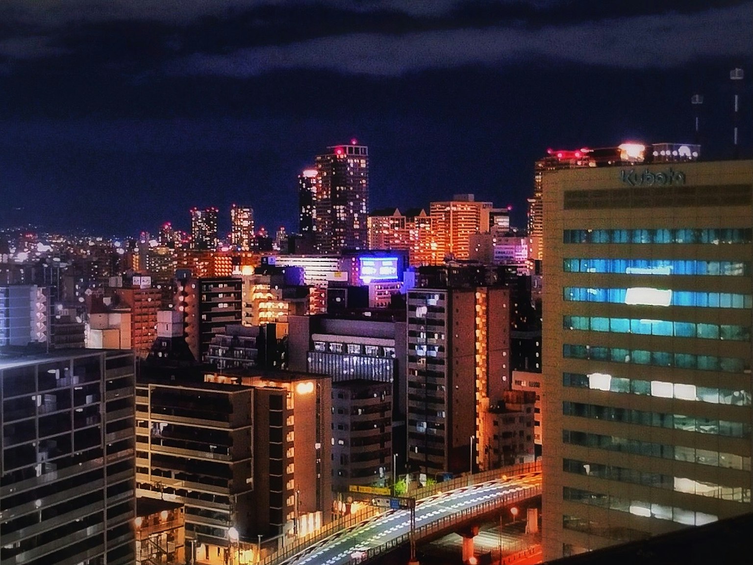 Nachtsicht auf die Skyline von Tokio mit bunten Neonlichtern
