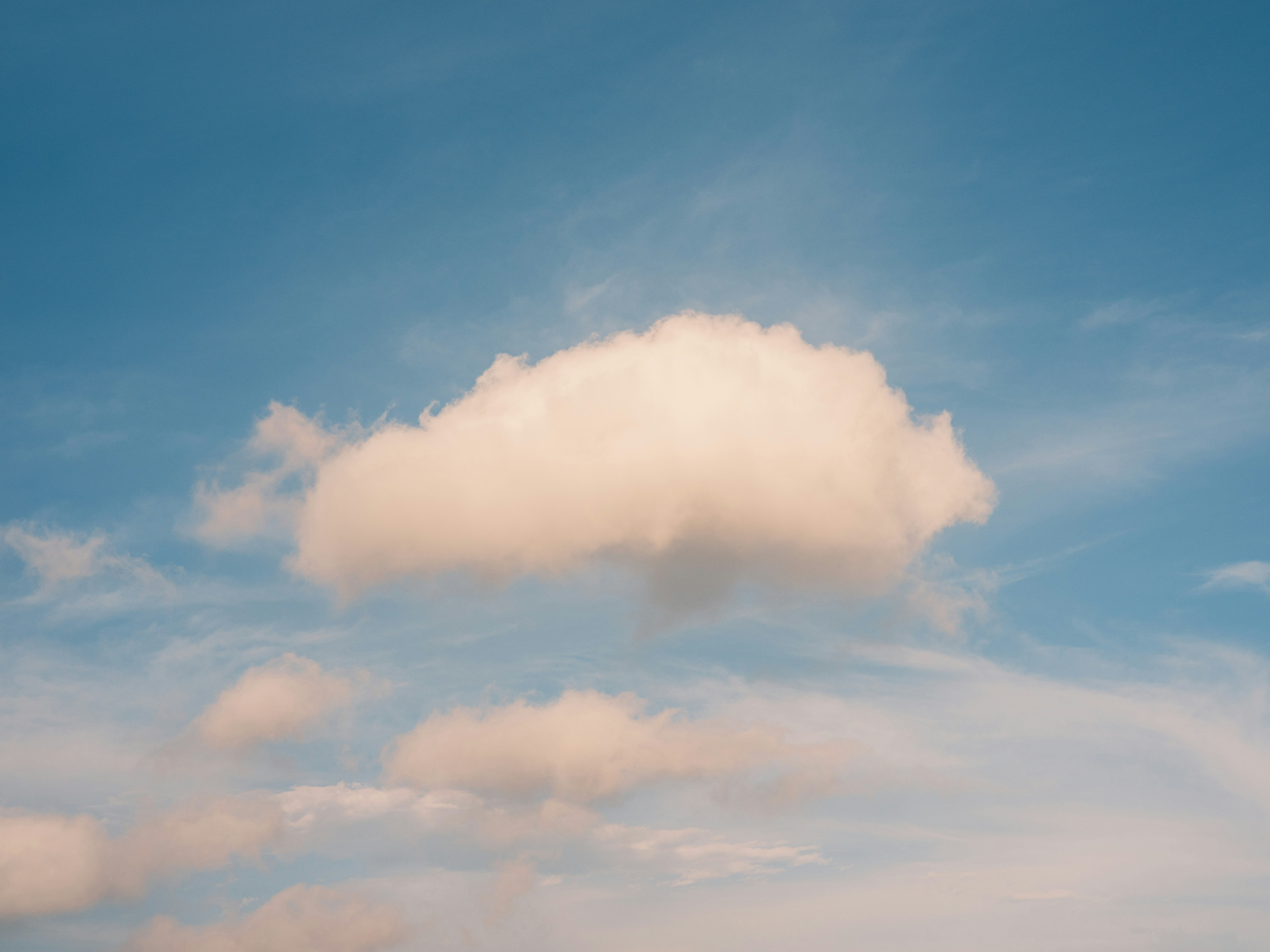 青空に浮かぶ大きな雲