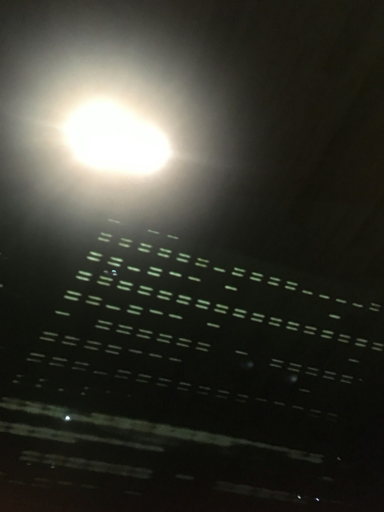 Paysage urbain avec une lumière vive sur fond sombre