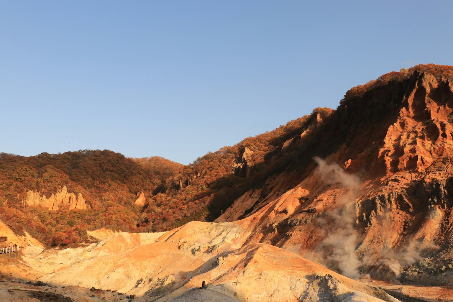 Paysage de montagne avec de la vapeur provenant de sources chaudes