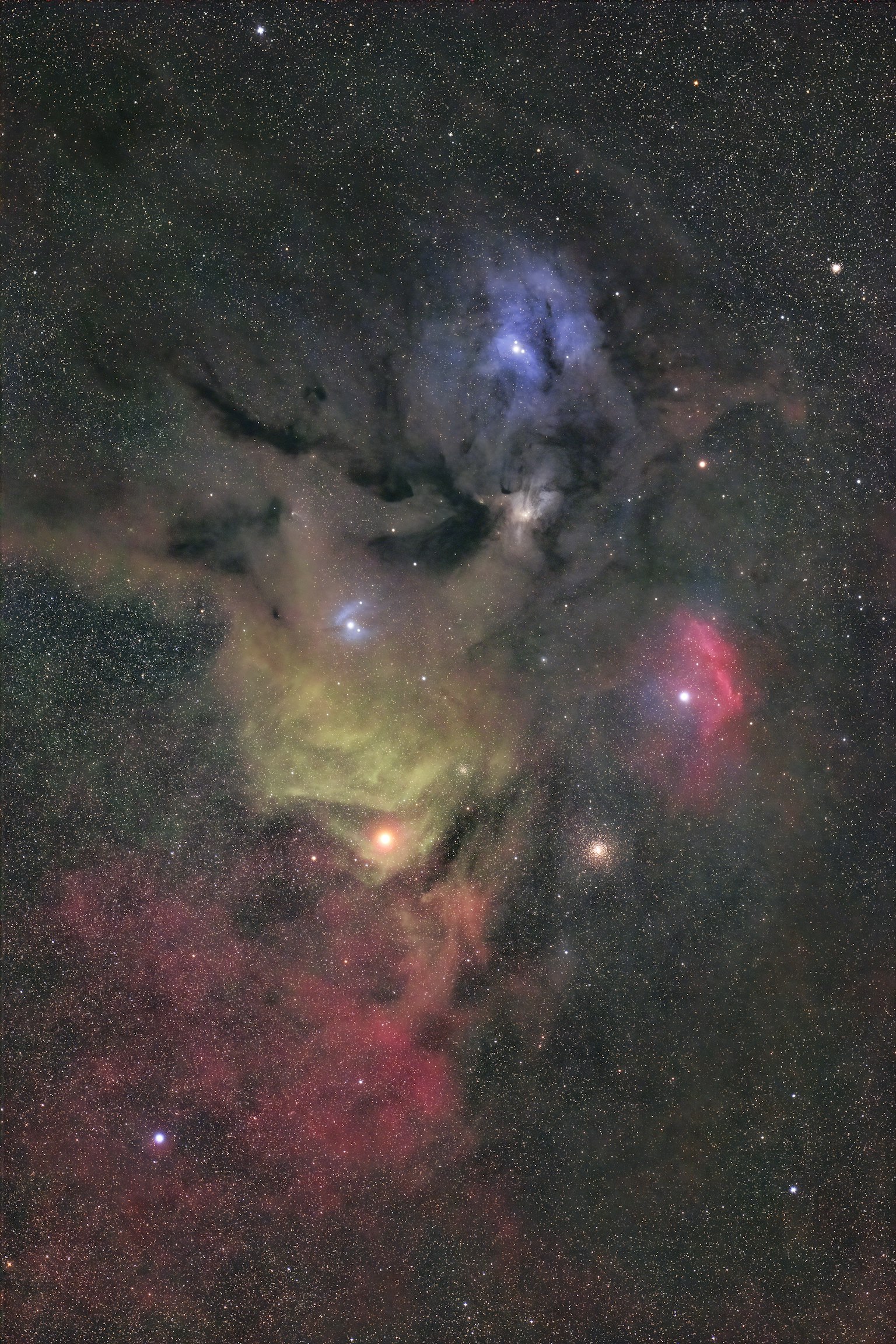 Nébula colorata con cluster di stelle visibili in un paesaggio cosmico