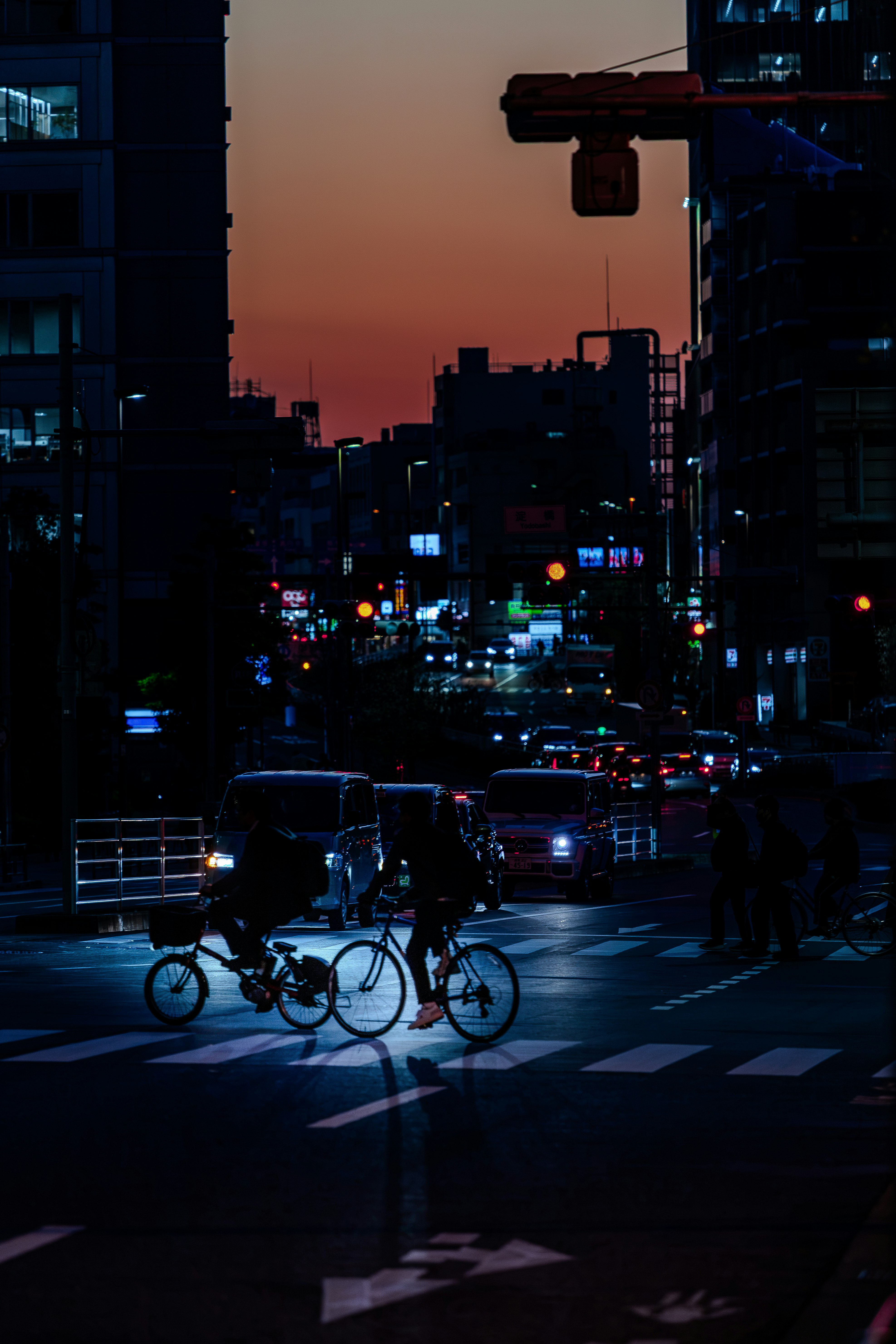茜色の空の下、街路に並ぶ自転車