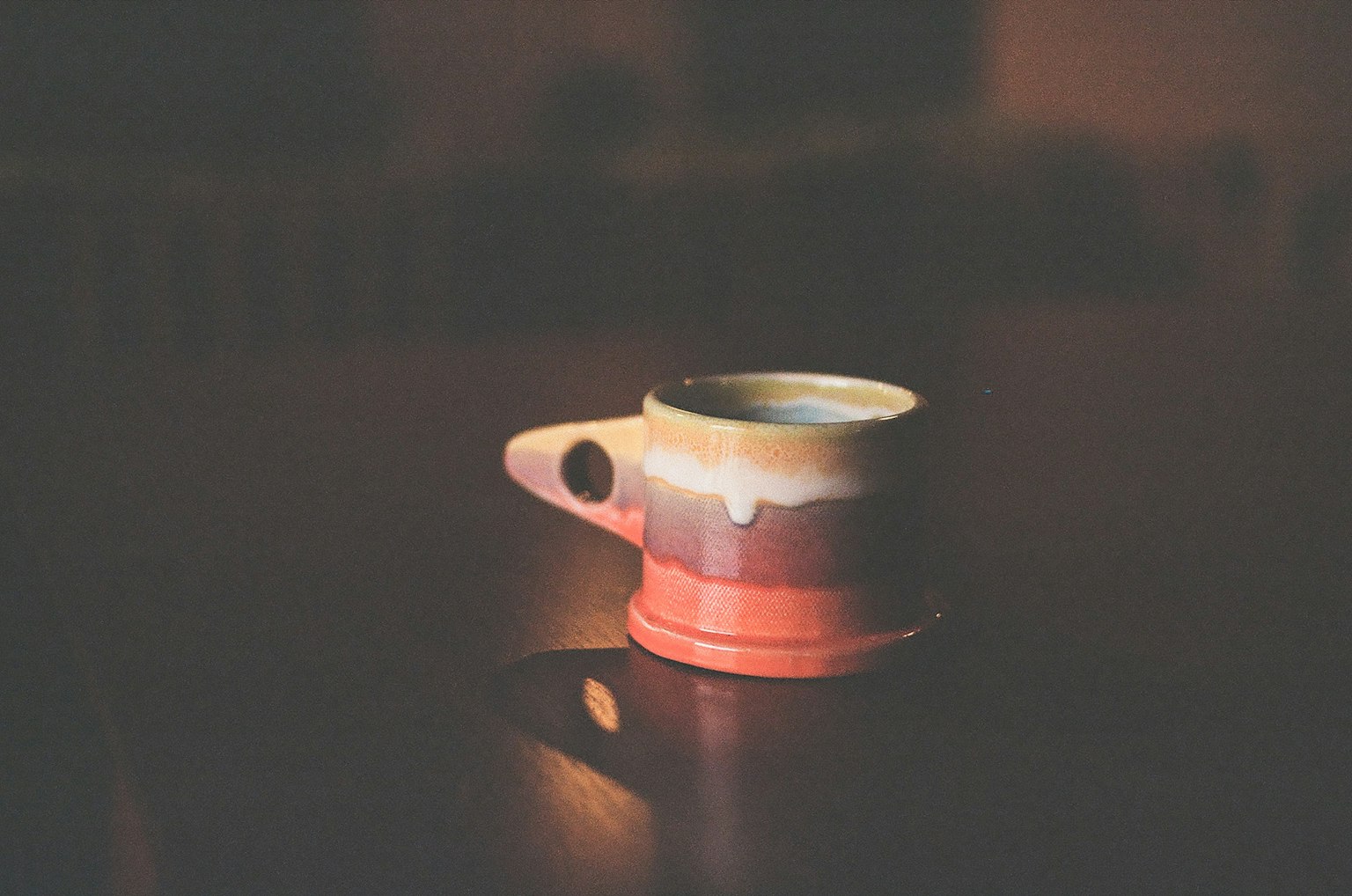 Tazza colorata posata su un tavolo