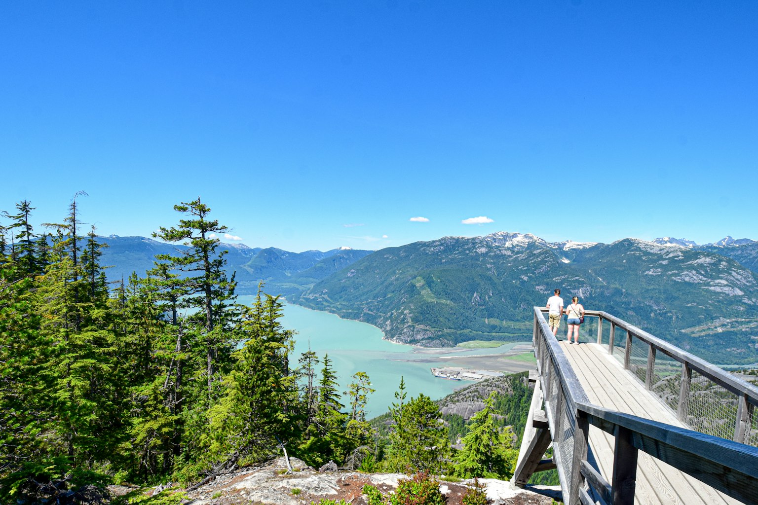 Point de vue pittoresque sur des montagnes verdoyantes et une rivière bleue