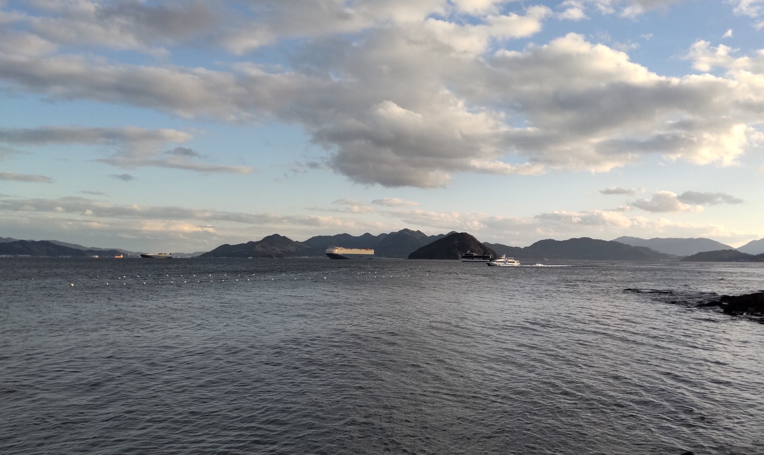 海洋和山脉的风景，蓝天和云朵