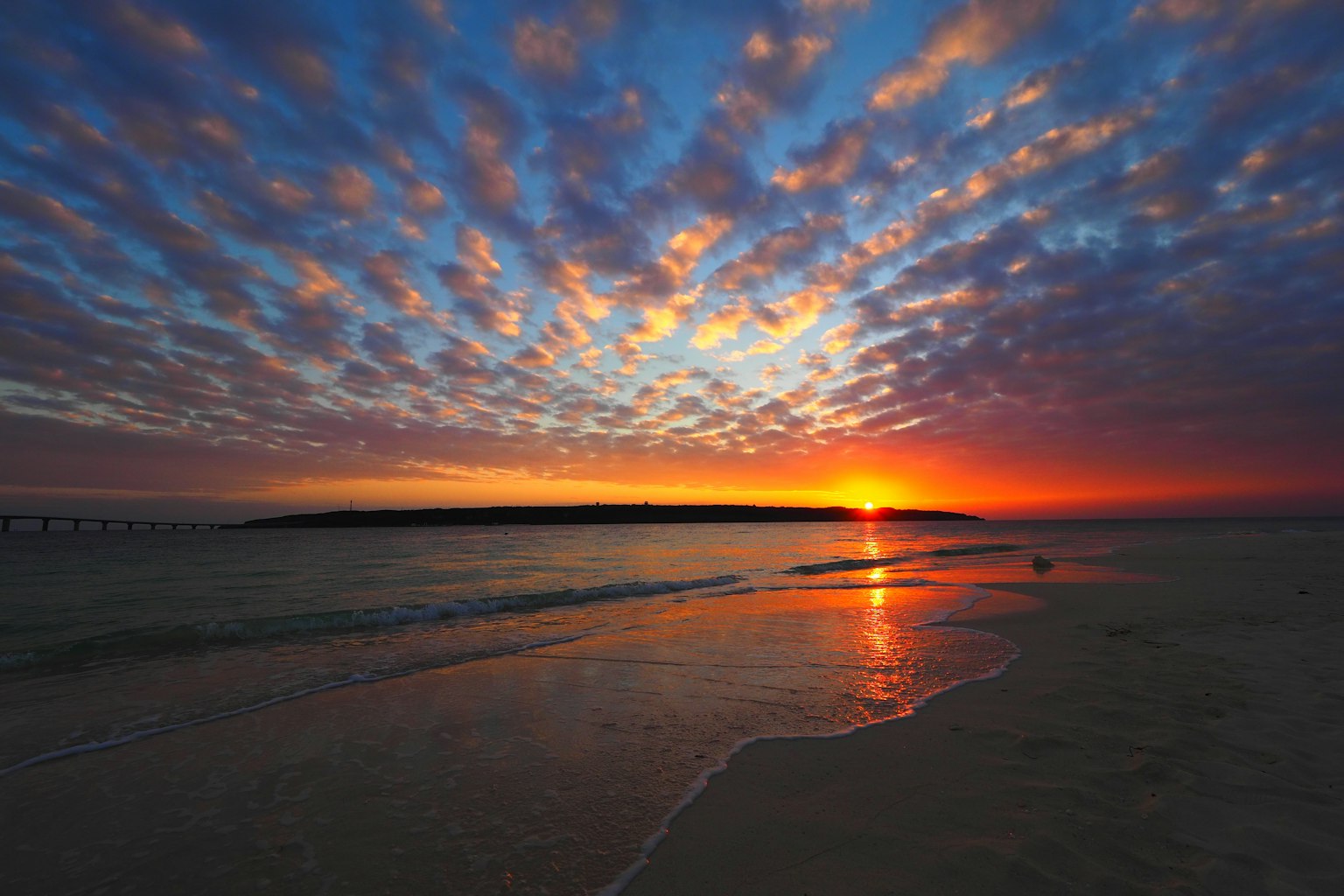 Stupendo tramonto sull'oceano con nuvole colorate che si riflettono sull'acqua