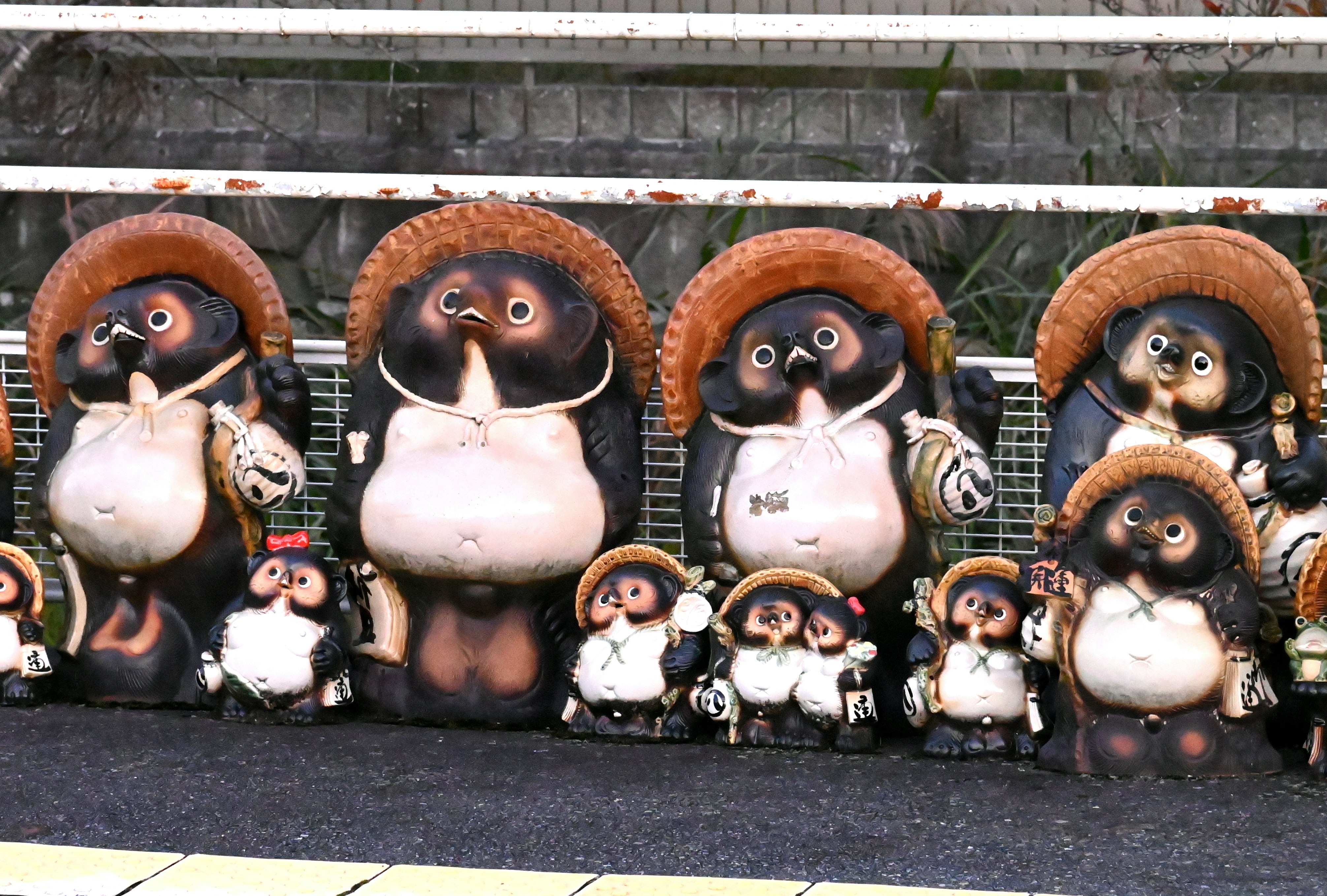 hàng tượng tanuki phong cách hoạt hình trên tường