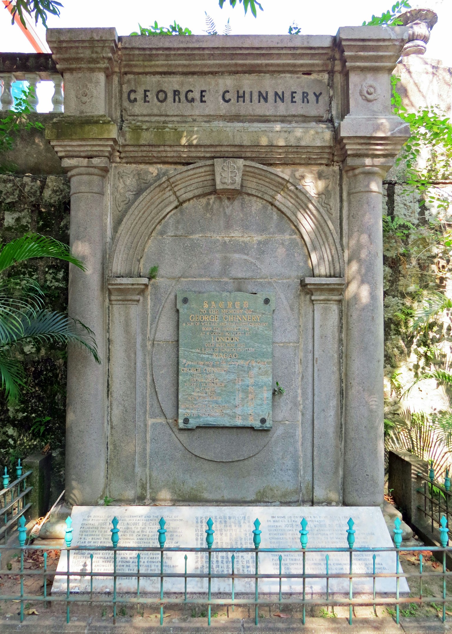 Memoriale di George Chinnery circondato da vegetazione