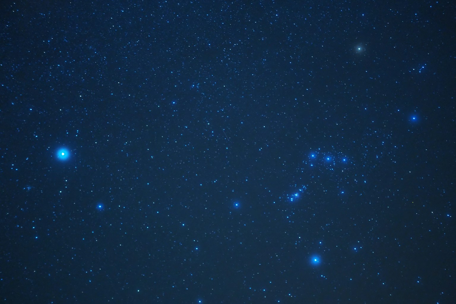 Ciel nocturne rempli d'innombrables étoiles et constellations