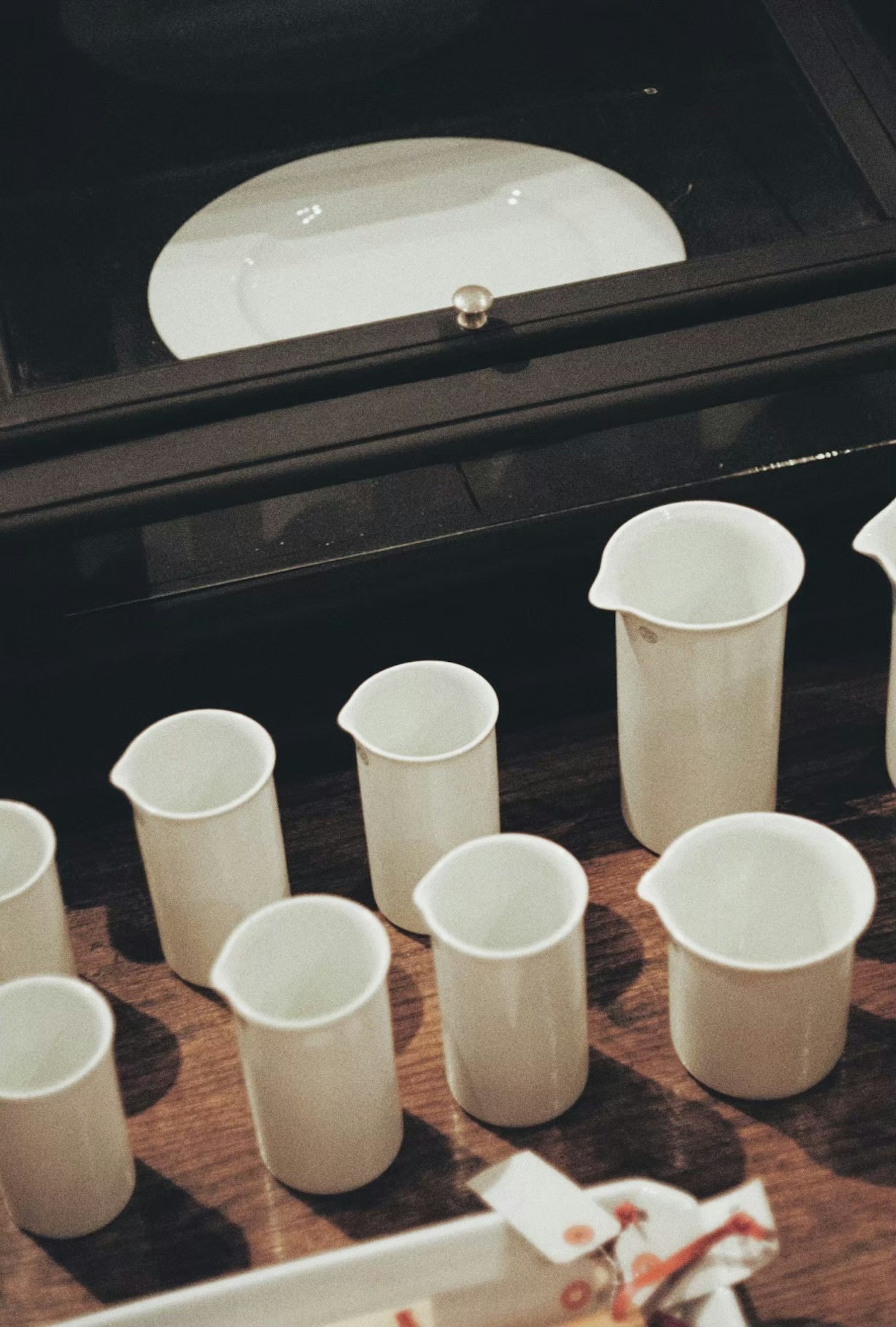 Una colección de tazas medidoras blancas dispuestas sobre una superficie de madera