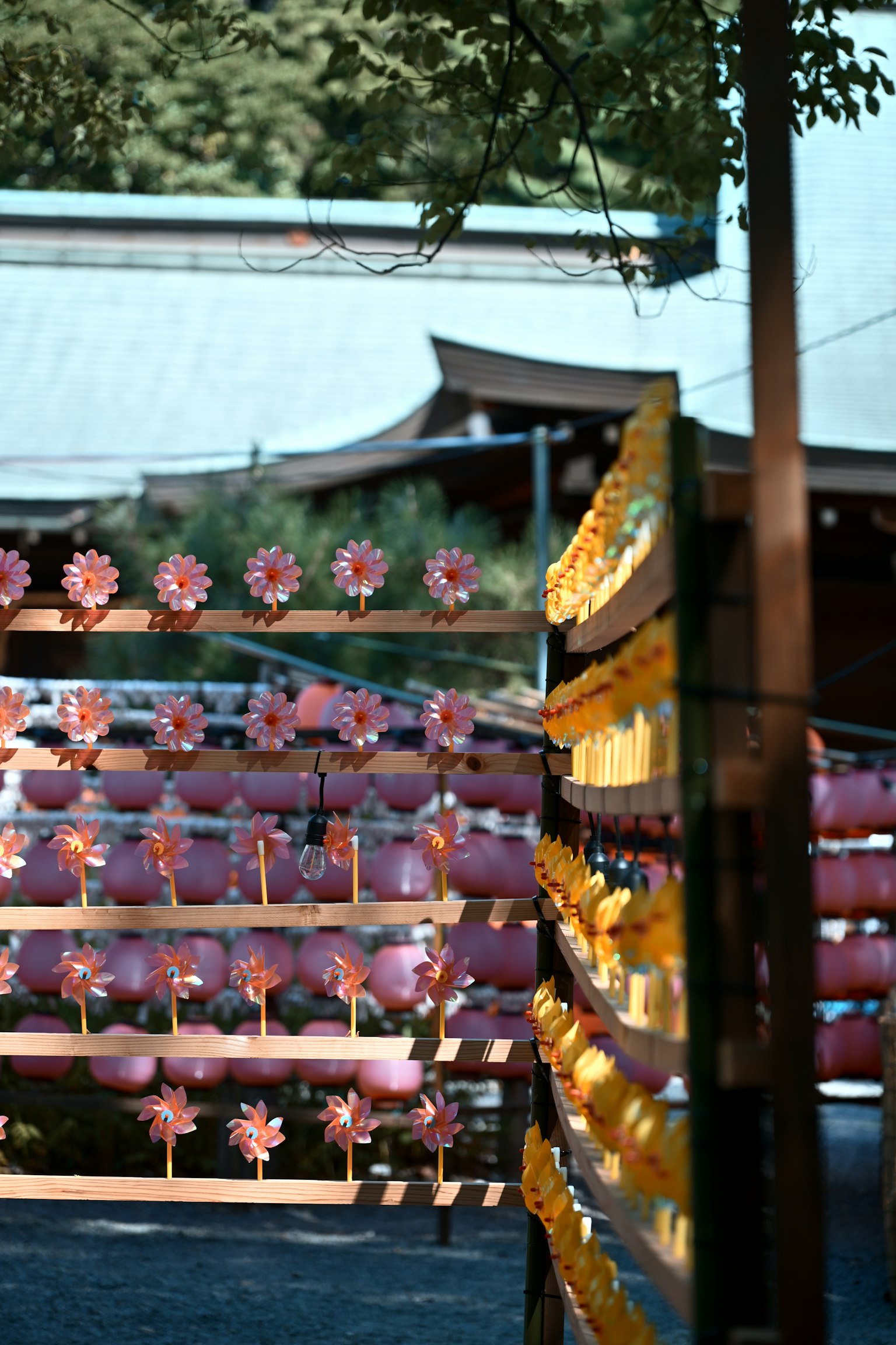 神社入口的美麗燈籠裝飾景觀