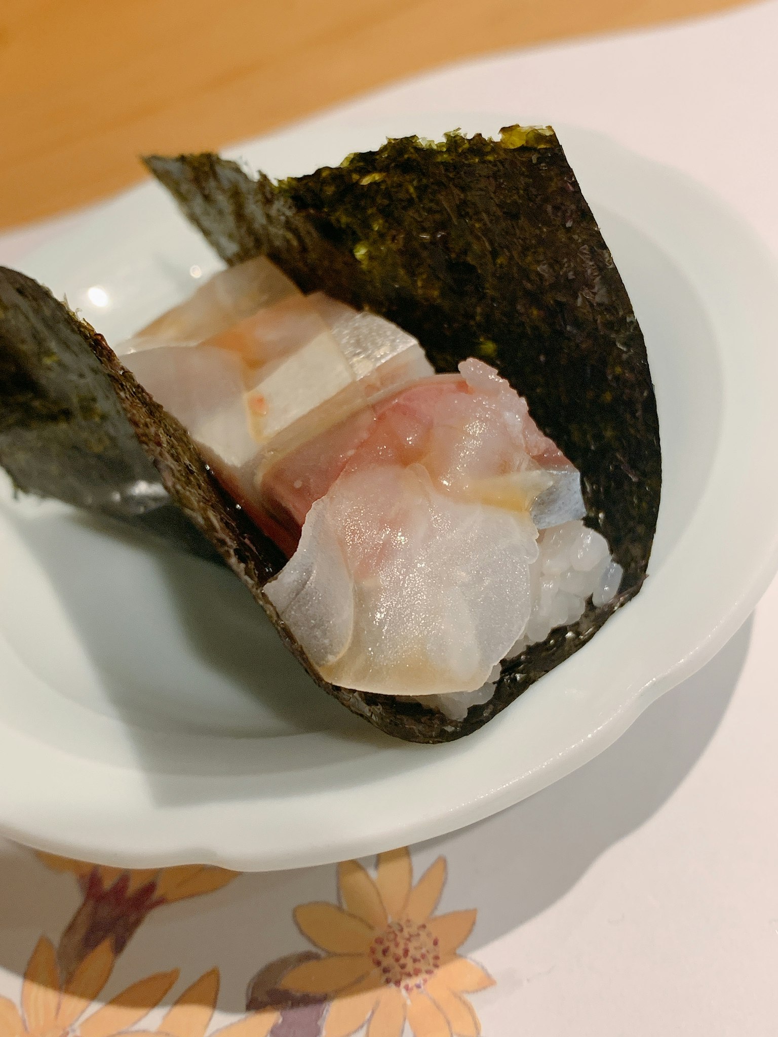 Sushi in Algenblatt mit frischem Fisch darin