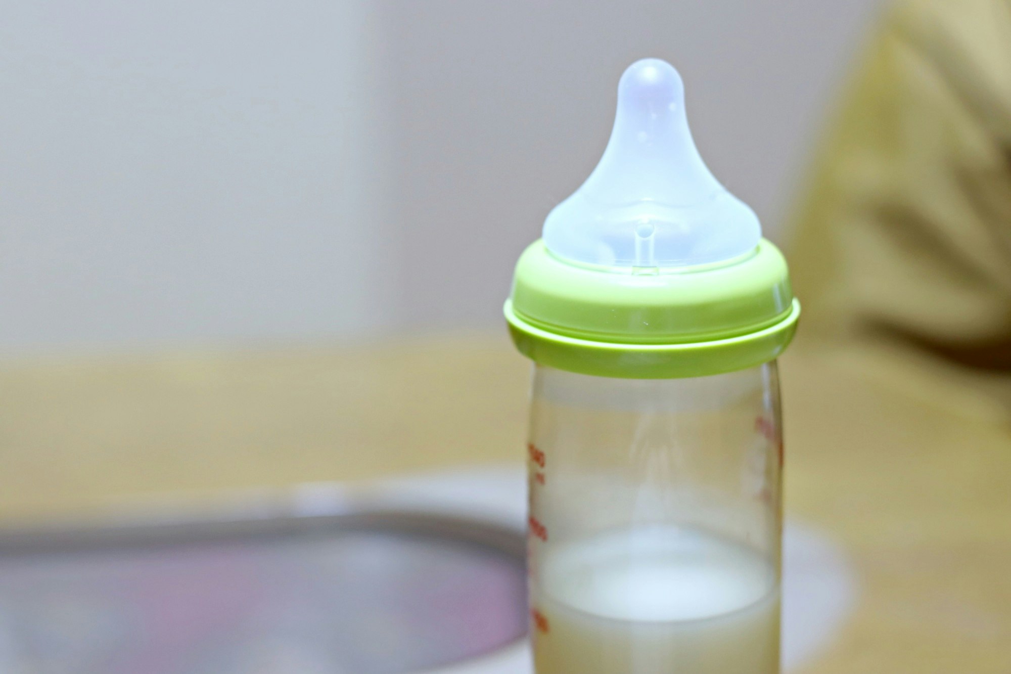赤ちゃん用の哺乳瓶とミルクのある室内