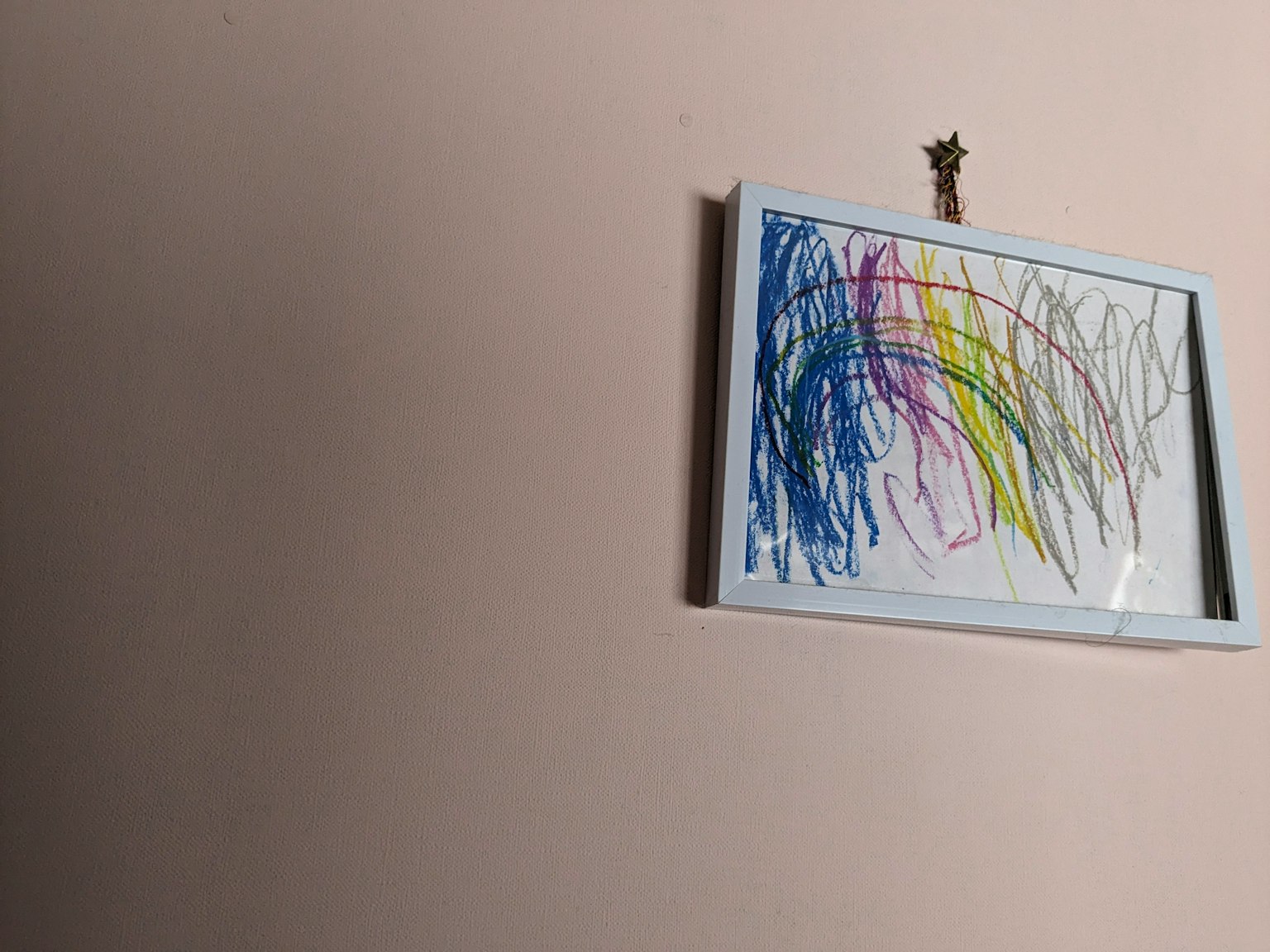 Gambar anak dengan garis biru dan hijau dalam bingkai putih